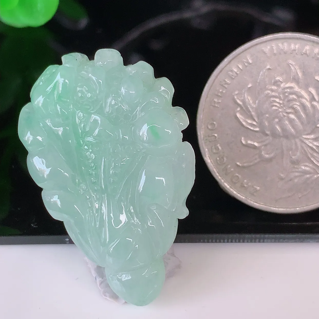 自然光实拍，冰胶飘绿招百财翡翠白菜吊坠，百财聚来，财源滚滚，色泽鲜艳，精工水润的白菜，性价比高！#57.16
