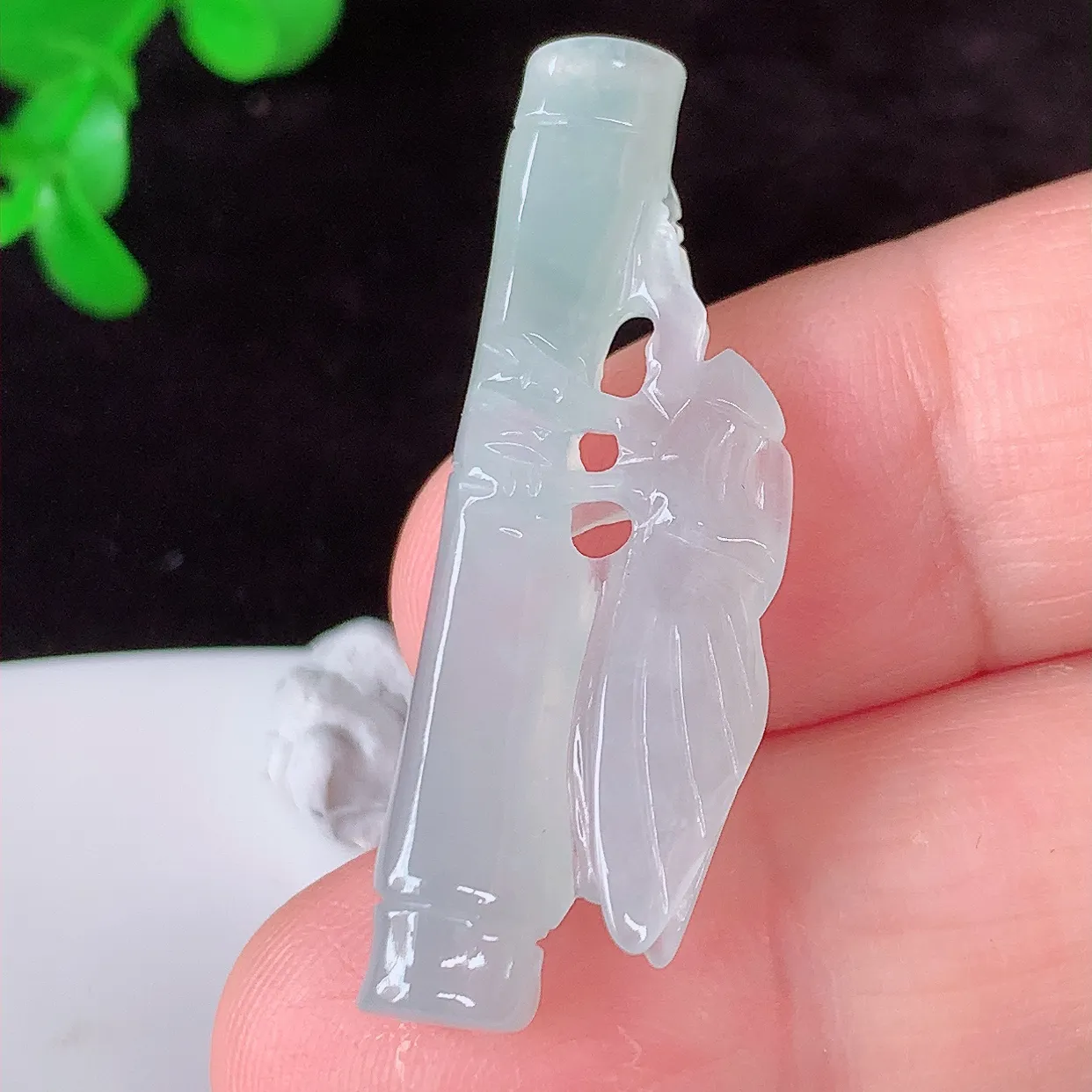 自然光实拍，冰种一鸣惊人翡翠吊坠，种老水足，雕工精湛 ，寓意美好，佩戴时尚出众！#1.16