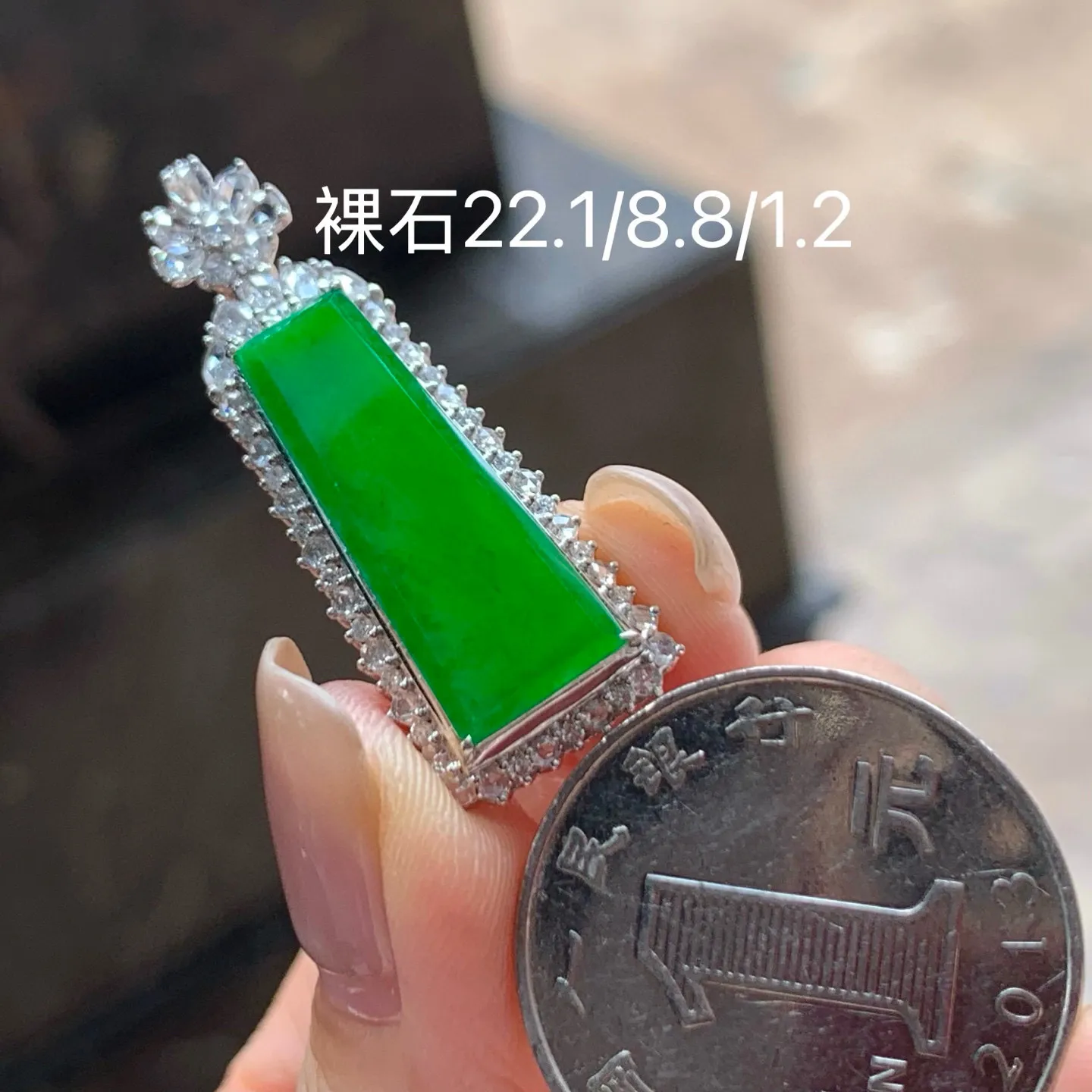 冰种辣绿无事牌
水润  真金镶嵌