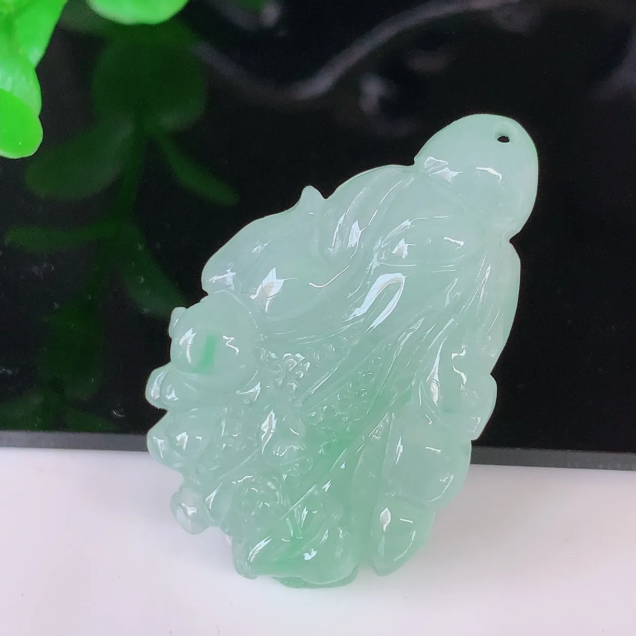 自然光实拍，冰胶飘绿招百财翡翠白菜吊坠，百财聚来，财源滚滚，色泽鲜艳，精工水润的白菜，性价比高！#57.16