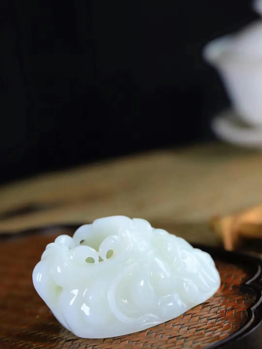 （龙行天下.扳指）

精品和田玉白玉祥龙扳指，料子细腻 手感上佳、雕工精湛，精雕祥龙，龙头双目圆瞪，巨口大张，獠牙锋利， 龙是古代祥瑞之物，寓意有龙护身，
重118.6克    圈口22mm   尺寸34-16.2mm fDL-78651792
