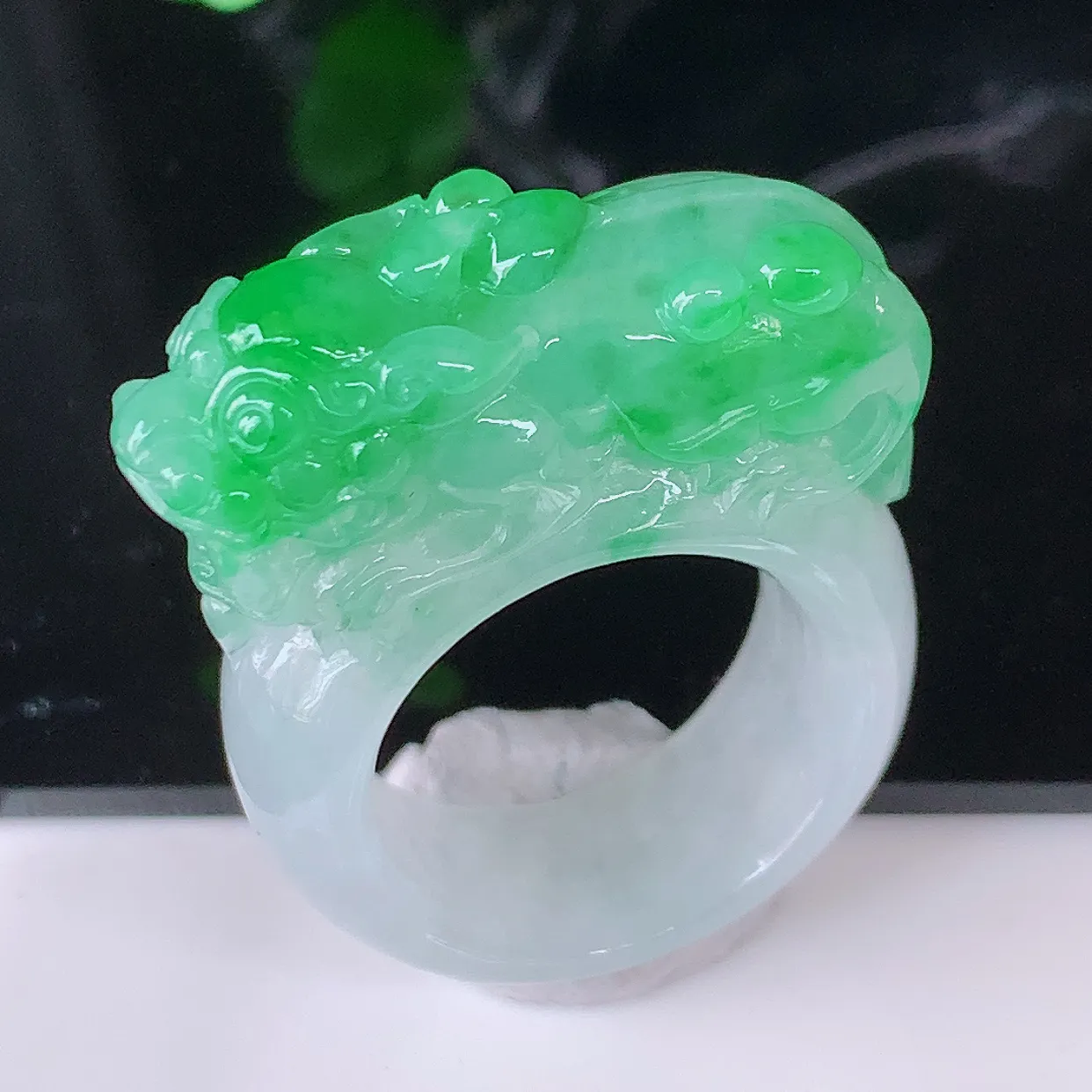 自然光实拍，貔貅扳指，18.6mm内径飘阳绿翡翠扳指，冰润指环，玉扳指，财源滚滚，玉质细腻起胶，19