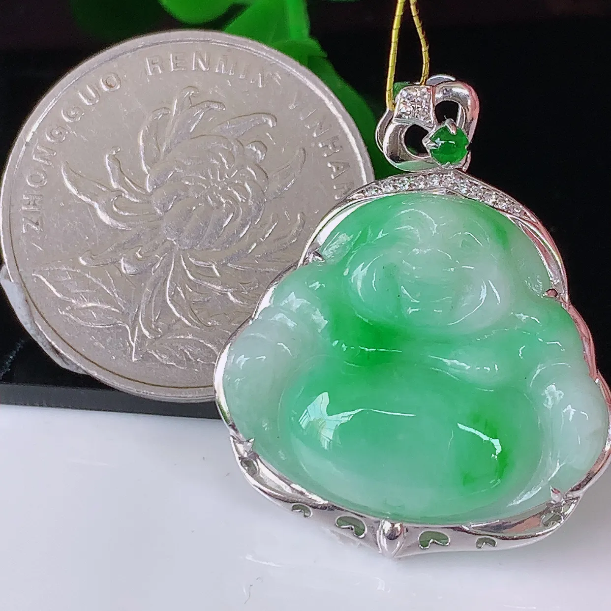 自然光实拍，18K金镶嵌飘绿翡翠佛公吊坠，冰透饱满， 佛公亦保平安，寓意有福（佛公）相伴，品相佳，配戴优雅迷人！#35.16整体30*25*7.5裸石23*19.5
