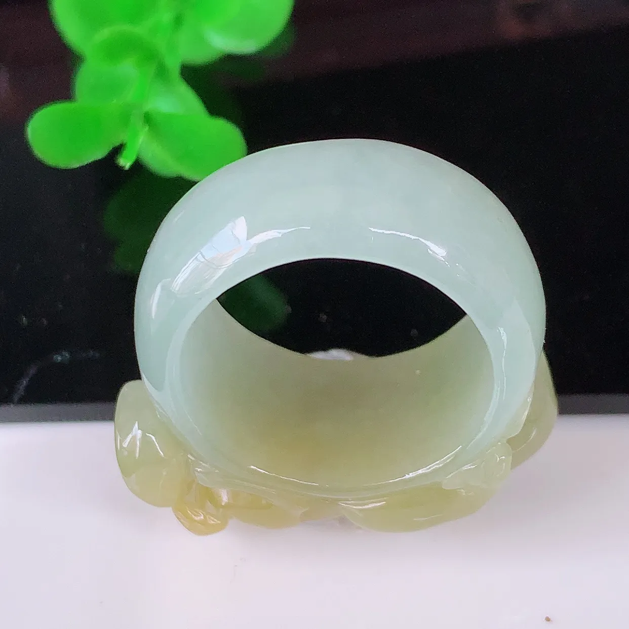 自然光实拍，黄翡貔貅扳指，18.8mm内径翡翠指环，玉戒指，玉质莹润，好精美好冰润的指环，20圈口，上手纤巧！#38.16