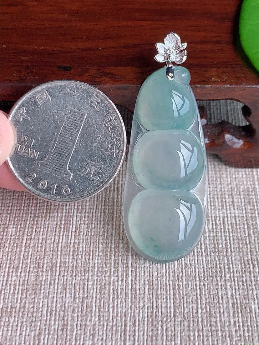 a货翡翠老坑冰种18K金扣头飘花四季豆福豆平安豆吊坠 尺寸46.6×39.8×17×6mm 重量7.58g 0716