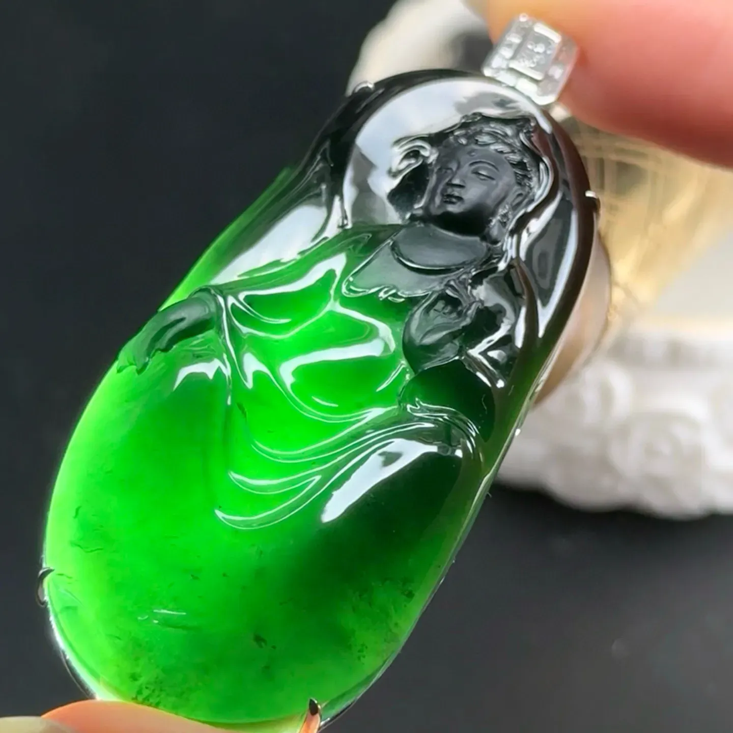 精品18k墨翠观音 种好色正 黑度极好 打灯通透 油性十足 尺寸67.2