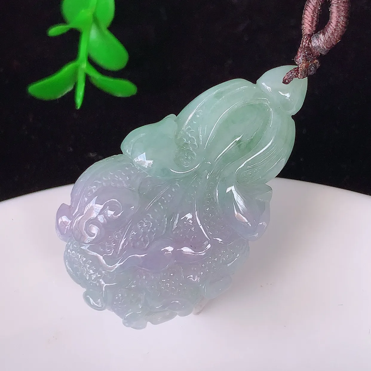 自然光实拍，冰润春带彩招百财翡翠白菜吊坠，百财聚来，财源滚滚，色泽鲜艳，精工水润的白菜，性价比高！#