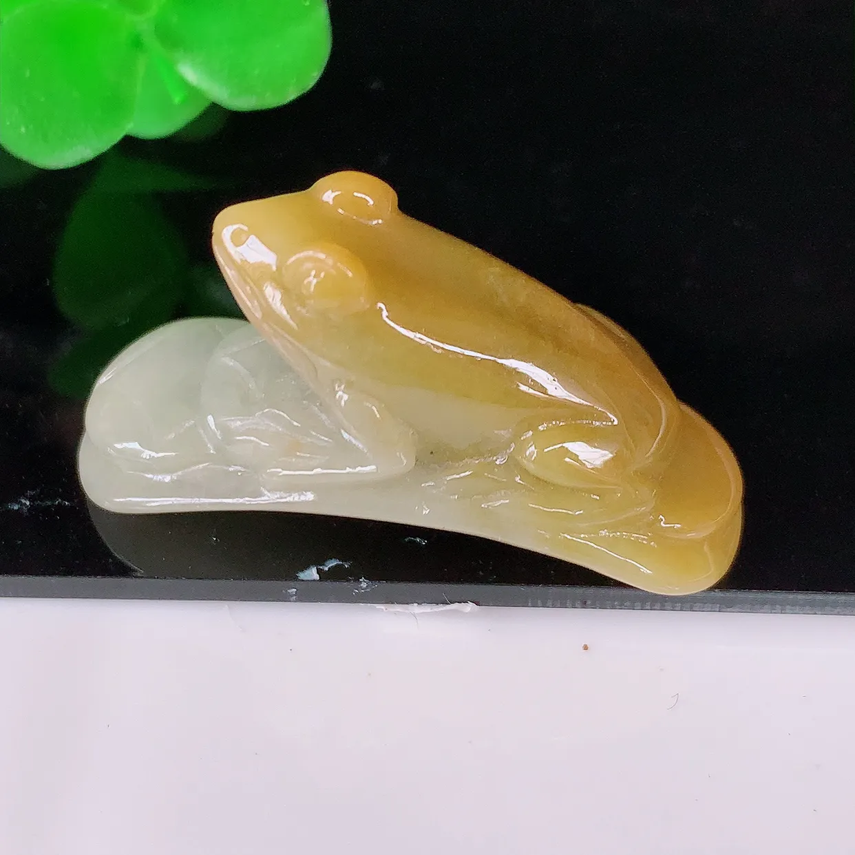自然光实拍，冰润黄翡招财金蟾翡翠吊坠，种老水足，雕工精湛 ，寓意美好，佩戴时尚出众！#60.16
