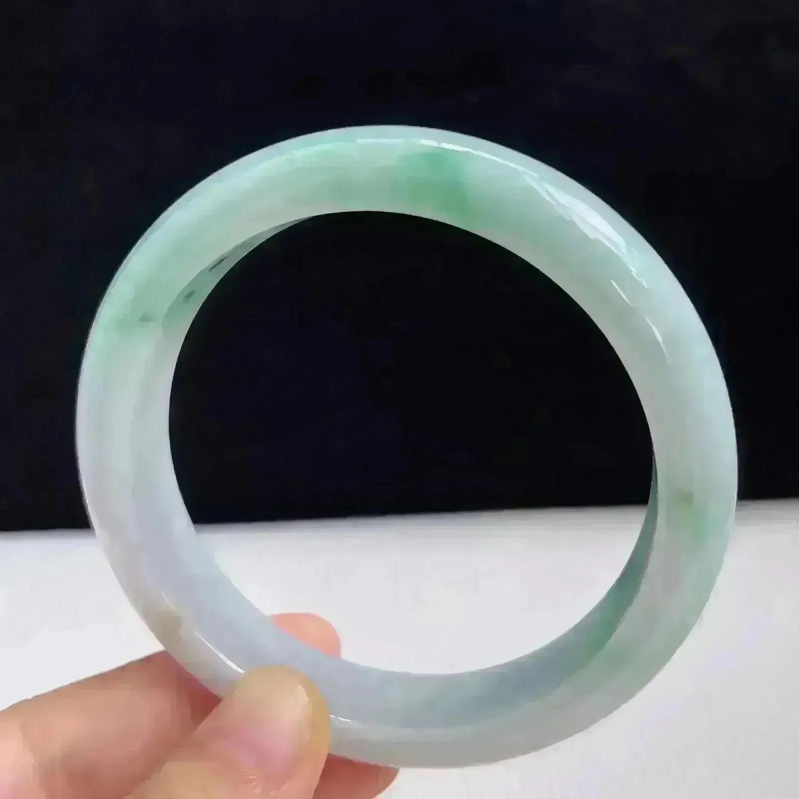 58.7mm自然光拍摄天然翡翠A货飘绿好种水正圈手镯 57.56克