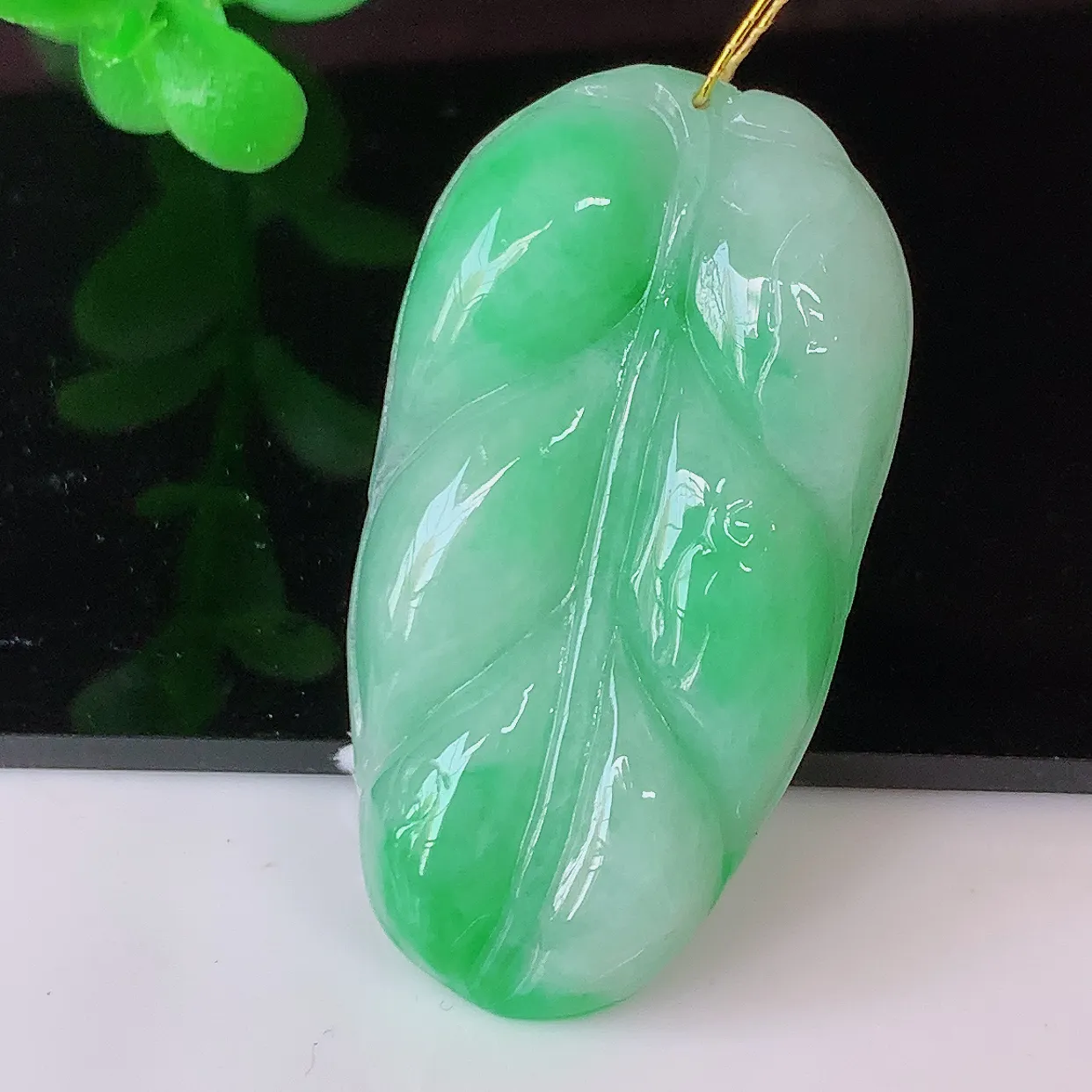 自然光实拍，冰润飘阳绿事业有成叶子吊坠，莹润且起胶，叶子清秀优雅，佩戴大业有成！#35.16