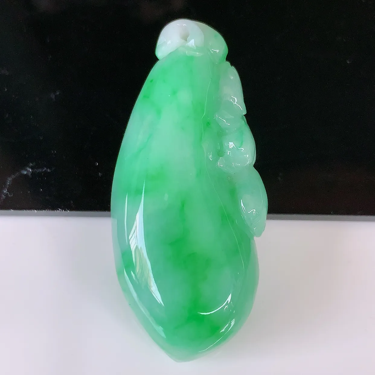 自然光实拍，水润飘阳绿招财福瓜吊坠，翡翠精美饱满福瓜，种水足，形态圆润饱满，福相十足 ！#05.16