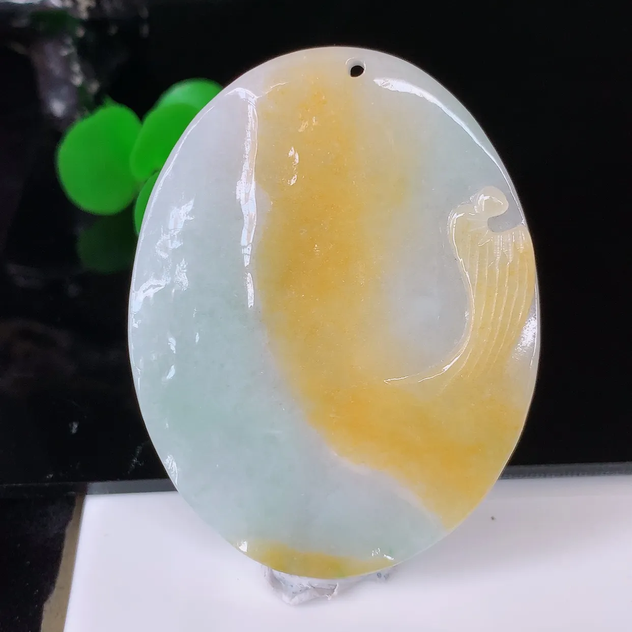 自然光实拍，特色黄翡双彩悟道吊坠，翡翠悟道寓意“祥和，安宁，吉祥，幸福”，佩戴效果优雅迷人，性价比超高！#60.16