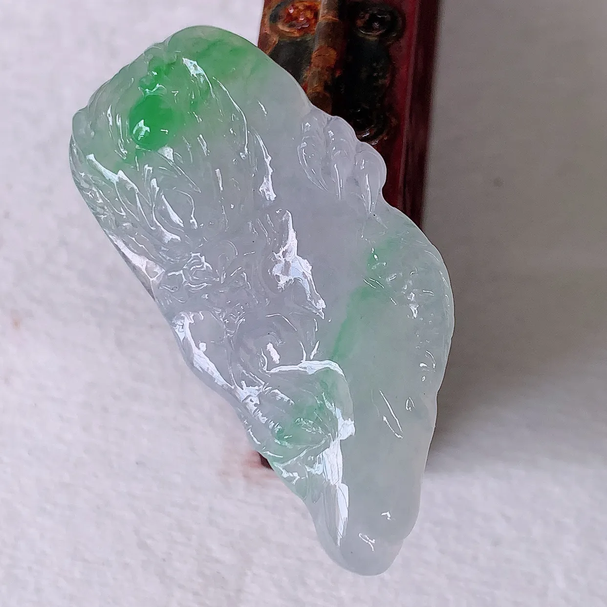 自然光实拍，冰种飘绿龙腾盛世、龙牌翡翠吊坠，种水好，雕工立体精致，佩戴霸气时尚！#1.16