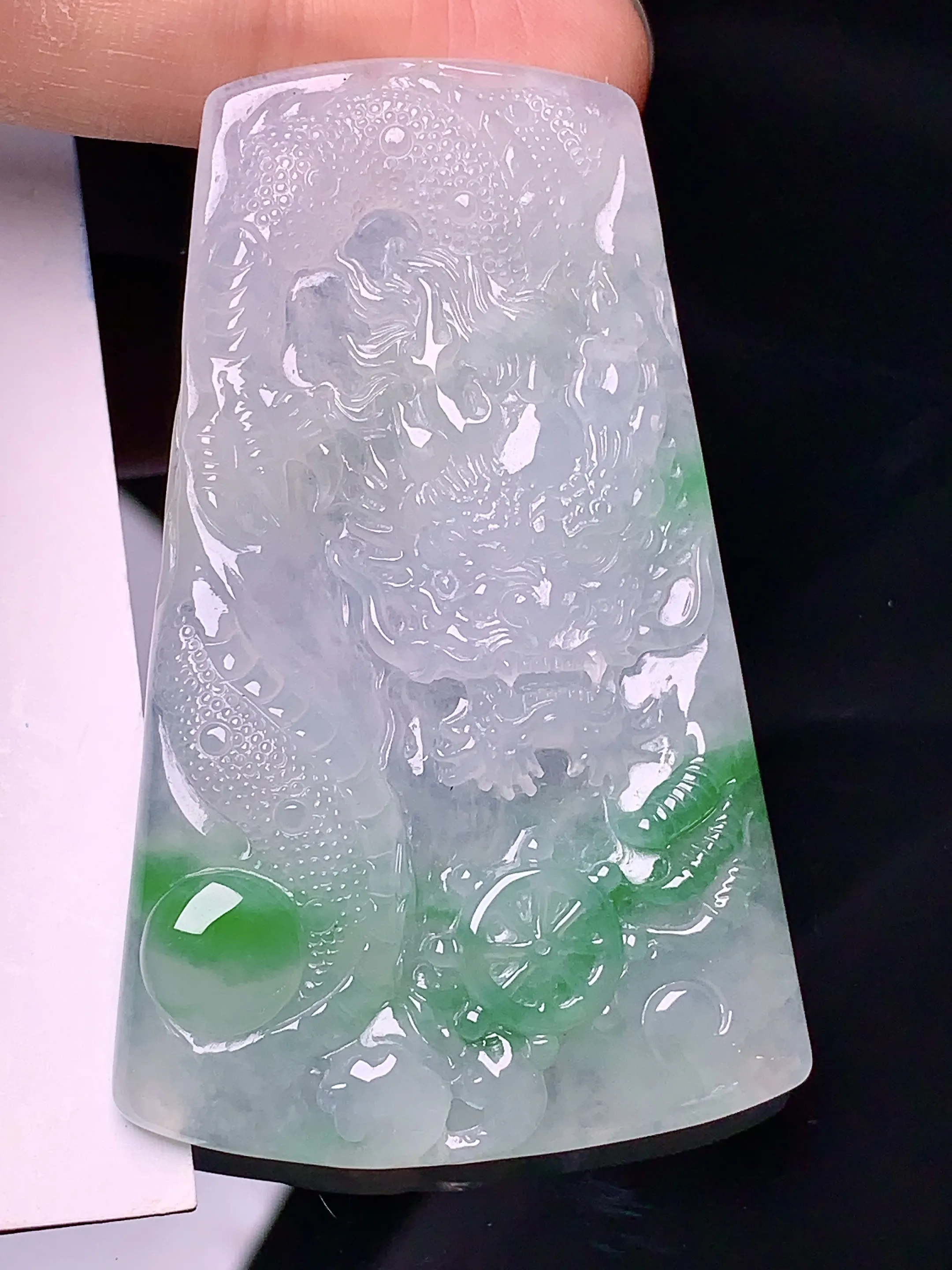 飘绿龙牌吊坠 玉质细腻 水润亮眼 色泽艳丽 整体尺寸60.5*37.6*6.6