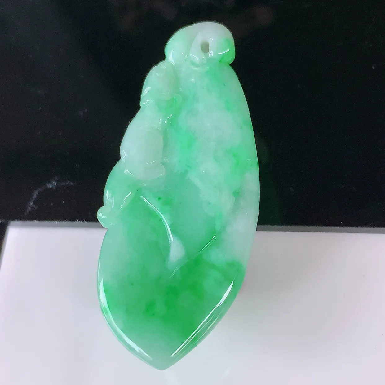 自然光实拍，水润飘阳绿招财福瓜吊坠，翡翠精美饱满福瓜，种水足，形态圆润饱满，福相十足 ！#05.16