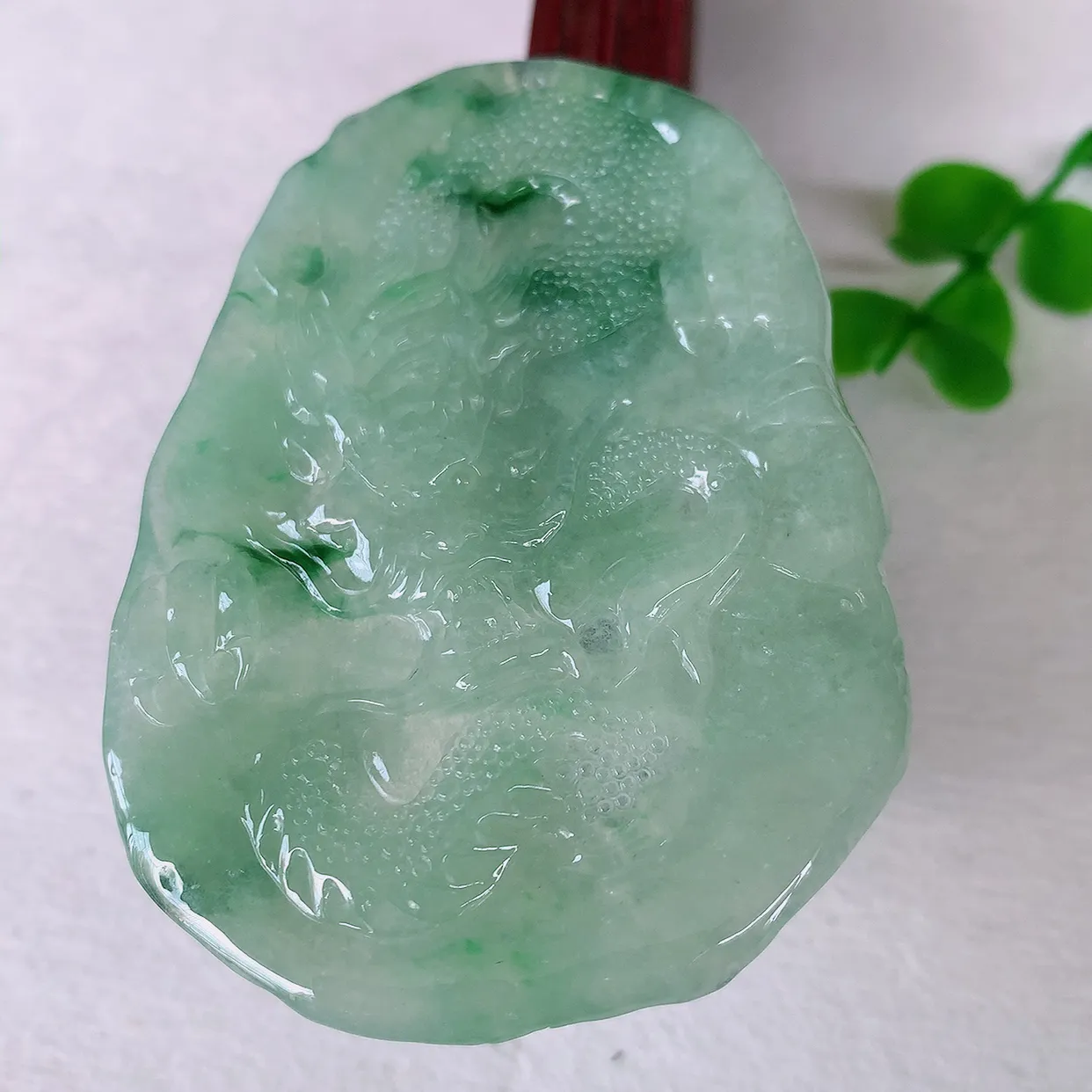 自然光实拍，精雕飘花翡翠龙牌吊坠，龙行天下，雕工立体精湛，翡翠龙牌，种老水足，配戴霸气时尚，值得收藏!#46.16