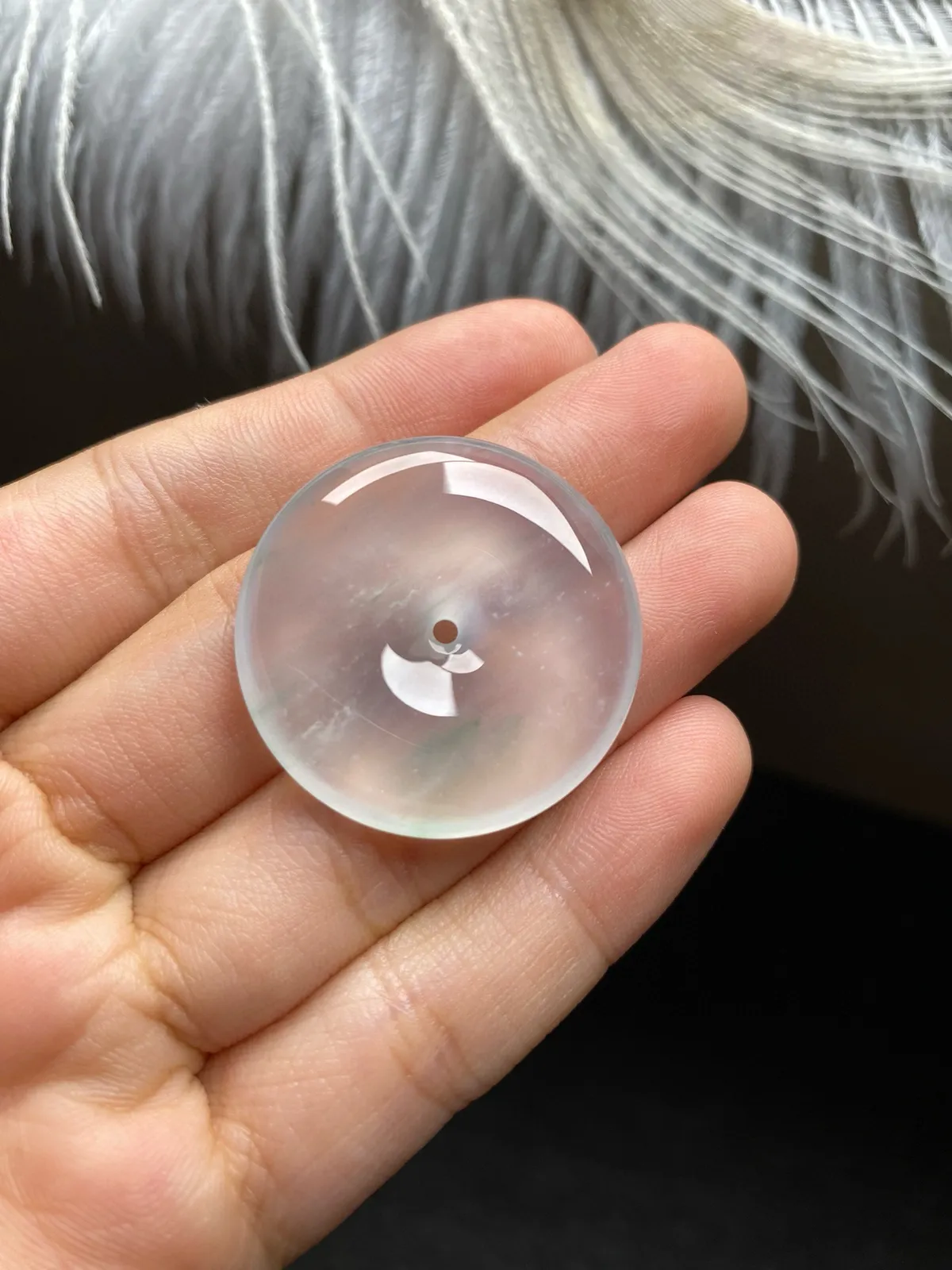 精品老坑冰种平安扣，种很老冰莹剔透，尺寸31x5.9mm，自然光随手拍，品相饱满很透很胶，上身效果档次高