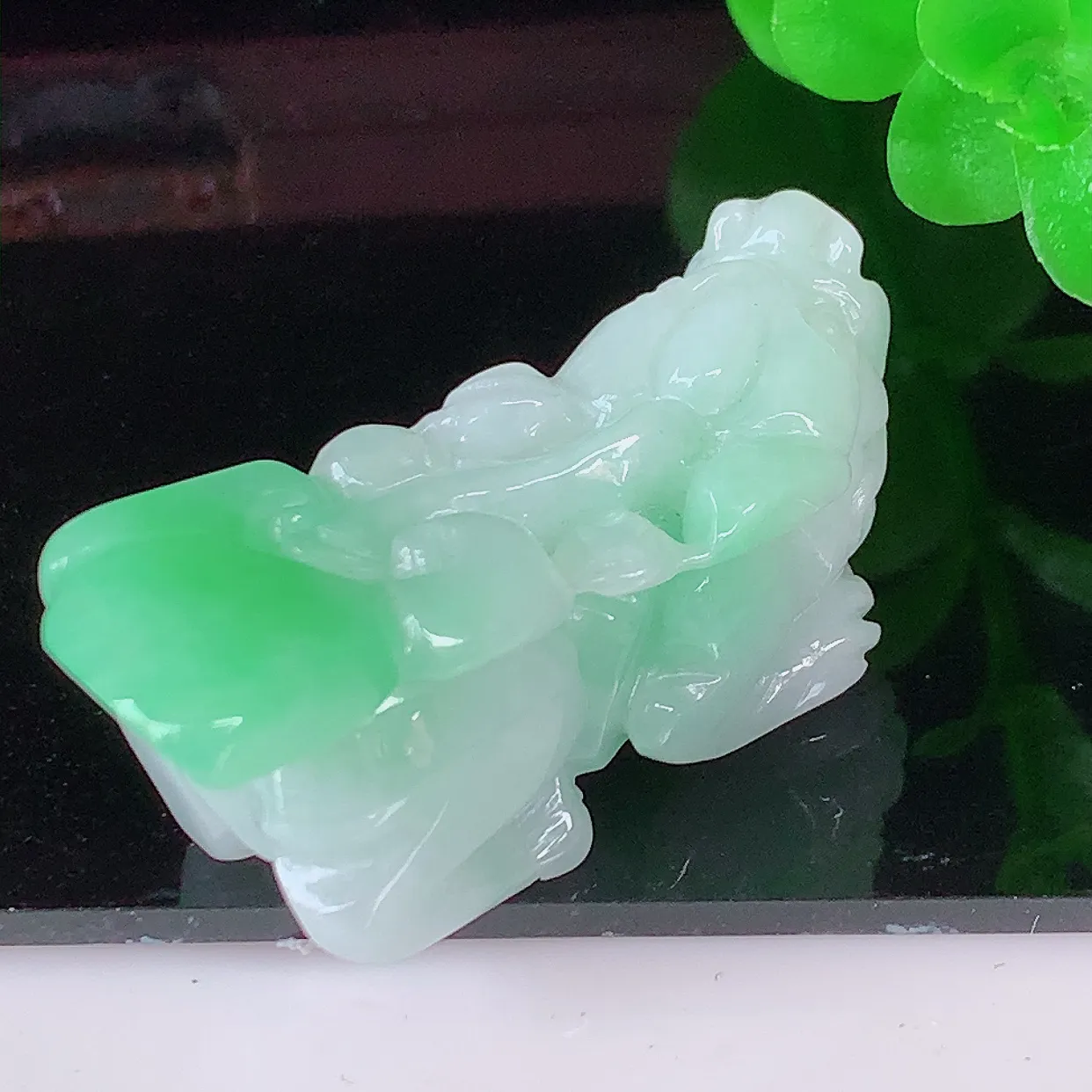 自然光实拍，冰润飘绿招财貔貅吊坠，民间有“一摸貔貅运程旺盛，再摸貔貅财运滚滚，三摸貔貅平步青云 ”的美好祝愿。#81.16