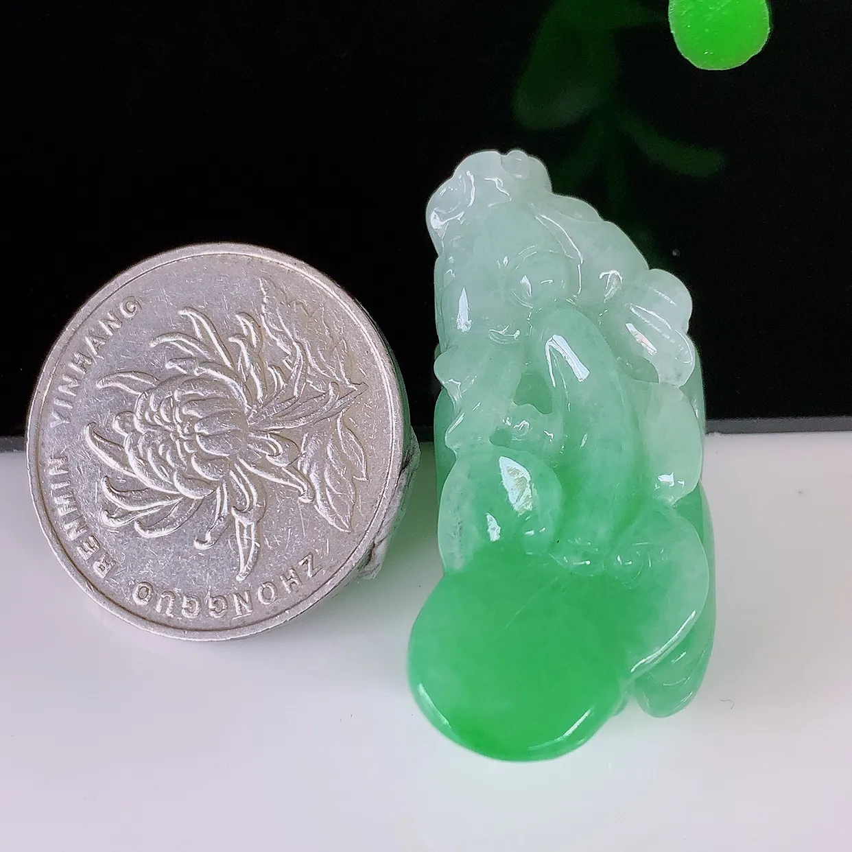 自然光实拍，冰润飘绿翡翠招财貔貅吊坠，民间有“一摸貔貅运程旺盛，再摸貔貅财运滚滚，三摸貔貅平步青云 ”的美好祝愿。#81.16