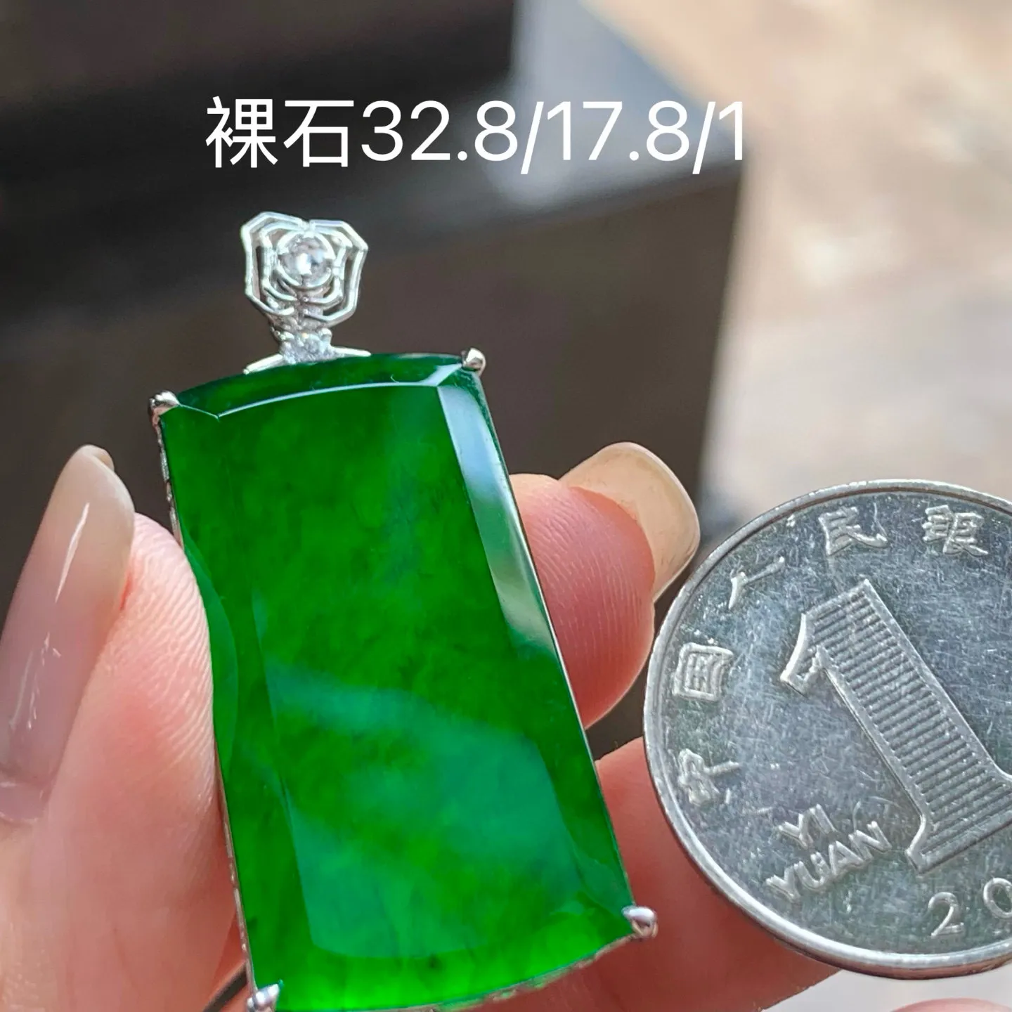 冰种辣绿无事牌
真金镶嵌 精致