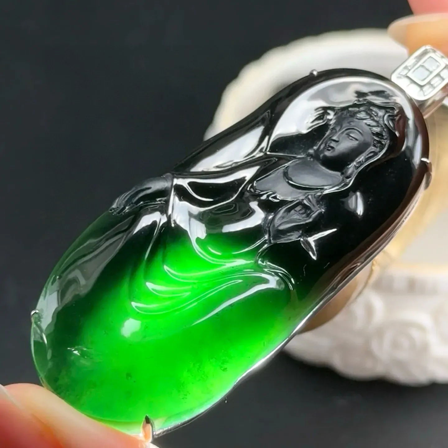 精品18k墨翠观音 种好色正 黑度极好 打灯通透 油性十足 尺寸67.2