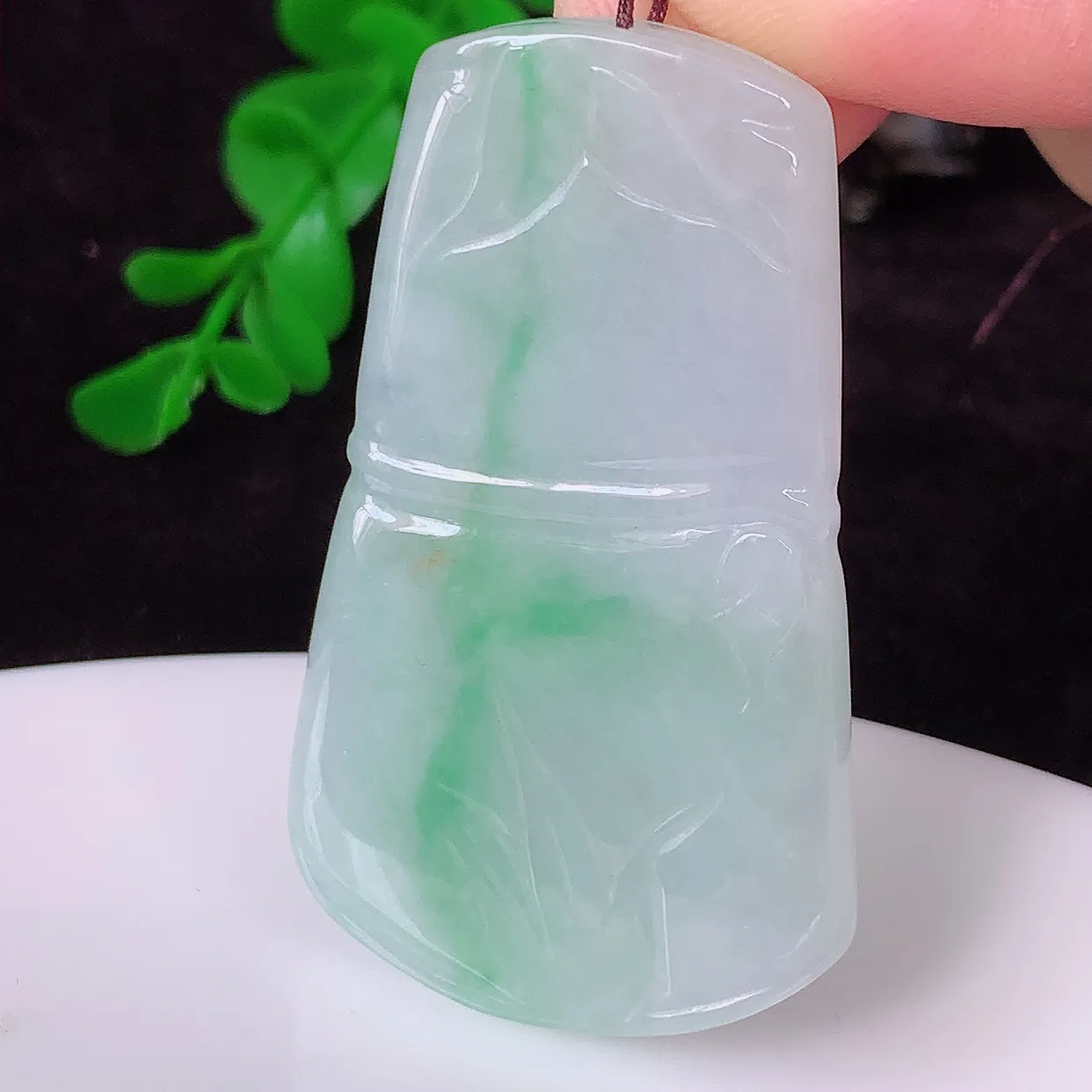自然光实拍，水润飘绿竹节翡翠吊坠。竹节寓意“节节高，官运亨通，前程似锦，水润莹泽，清秀高雅，佩戴精美！#41.16