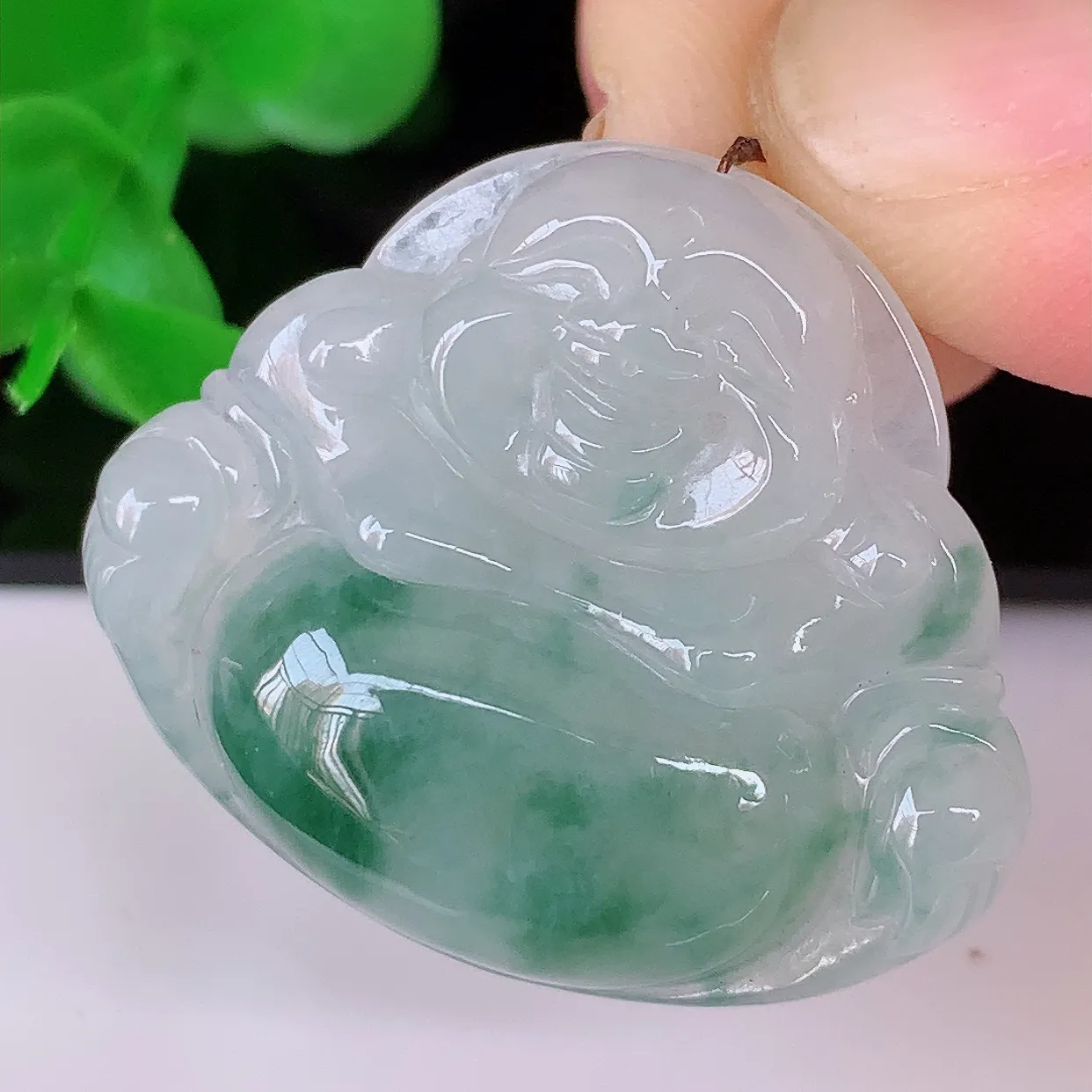自然光实拍，冰飘花佛公翡翠吊坠，饱满， 佛公亦保平安，寓意有福（佛公）相伴，品相佳，配戴优雅迷人！#57.16
