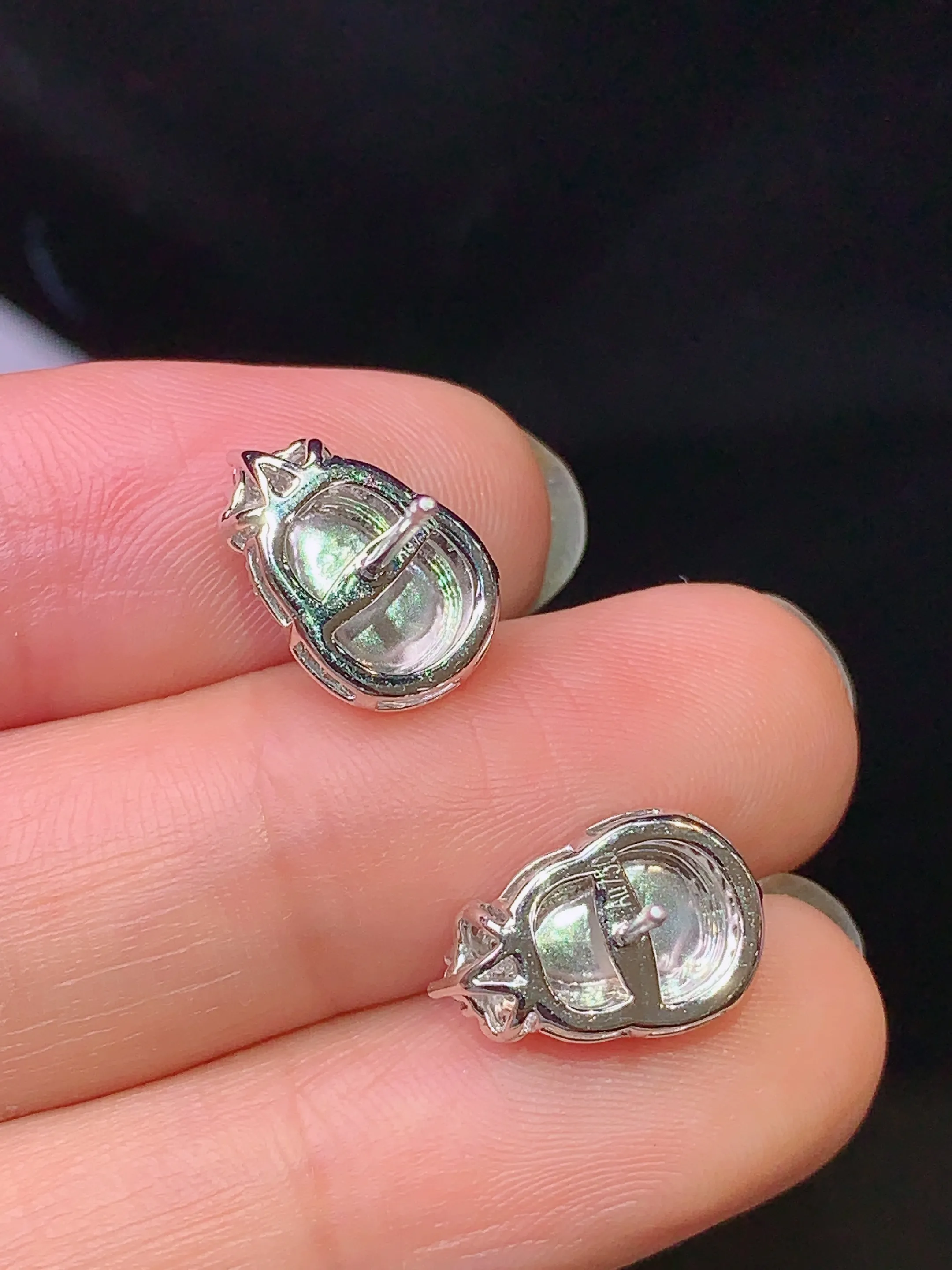 18k金钻镶嵌满绿葫芦耳钉 玉质细腻 水润亮眼 色泽艳丽 整体尺寸12.6*8.5*6.3