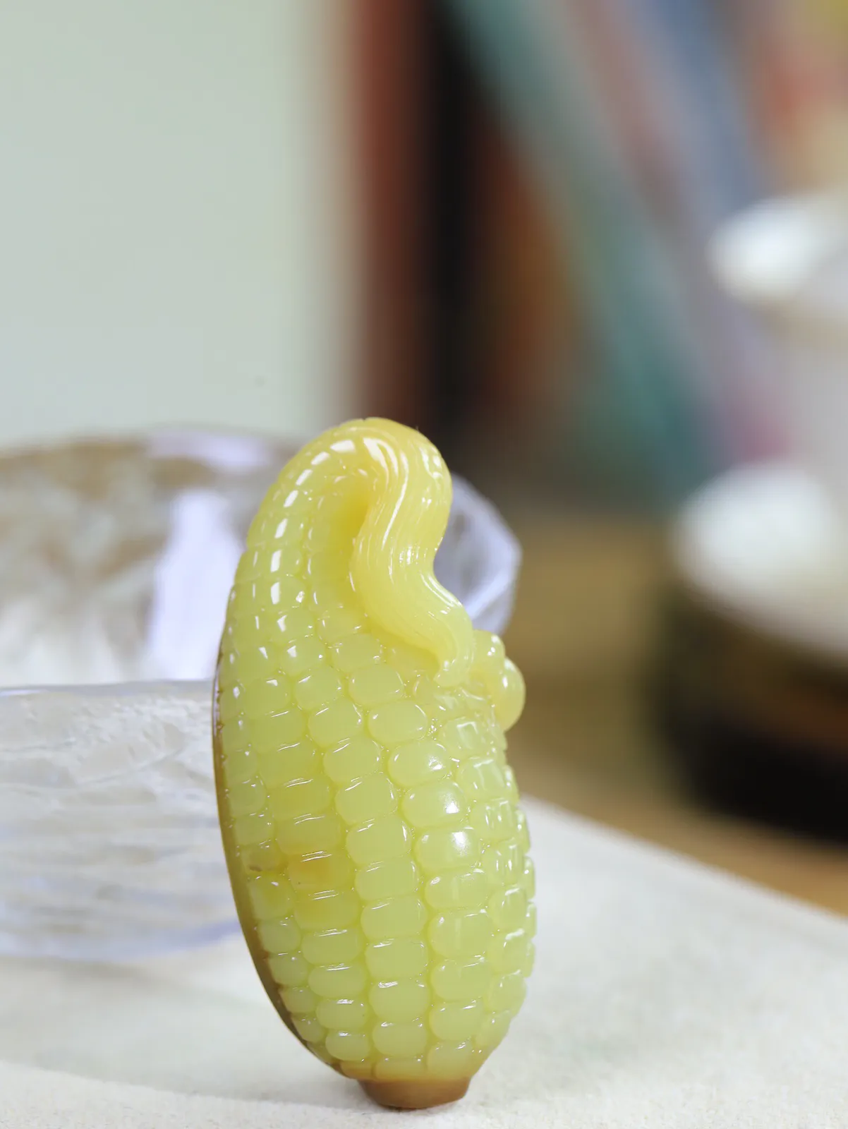 多子多福）和田玉黄口带糖玉米 挂件，精雕玉米玉质温润细腻 油性十足 硕大的叶子，包裹着丰收的果实，设