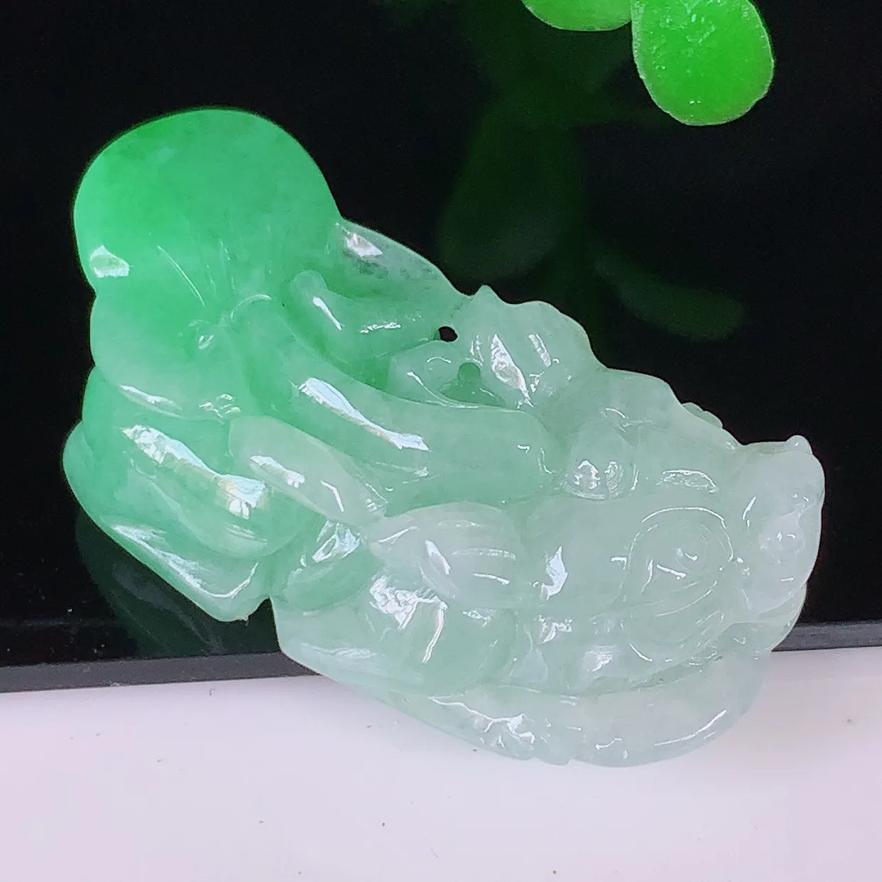 自然光实拍，冰润飘绿翡翠招财貔貅吊坠，民间有“一摸貔貅运程旺盛，再摸貔貅财运滚滚，三摸貔貅平步青云 ”的美好祝愿。#81.16