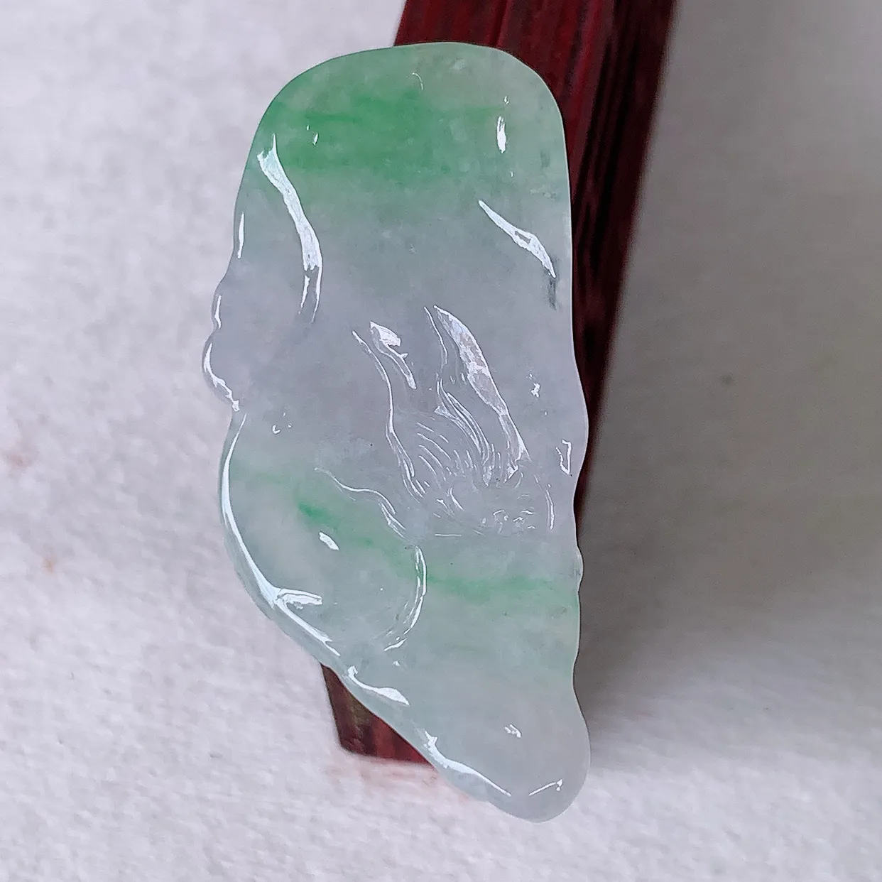 自然光实拍，冰种飘绿龙腾盛世、龙牌翡翠吊坠，种水好，雕工立体精致，佩戴霸气时尚！#1.16