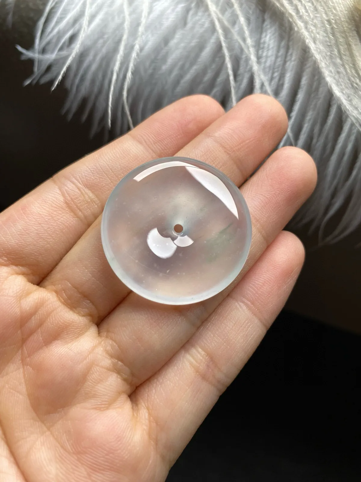 精品老坑冰种平安扣，种很老冰莹剔透，尺寸31x5.9mm，自然光随手拍，品相饱满很透很胶，上身效果档次高