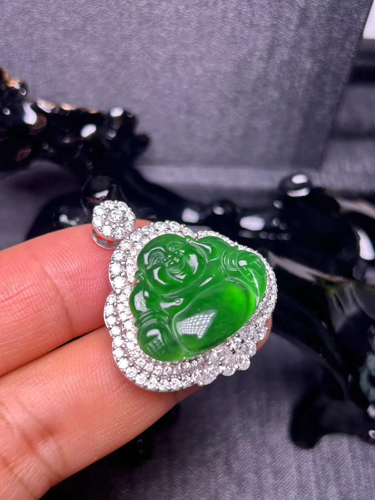 缅甸翡翠A货，满意佛公，上身效果好＇心中有佛，平安幸福，快乐一生，裸石尺寸19/24.2/3.5