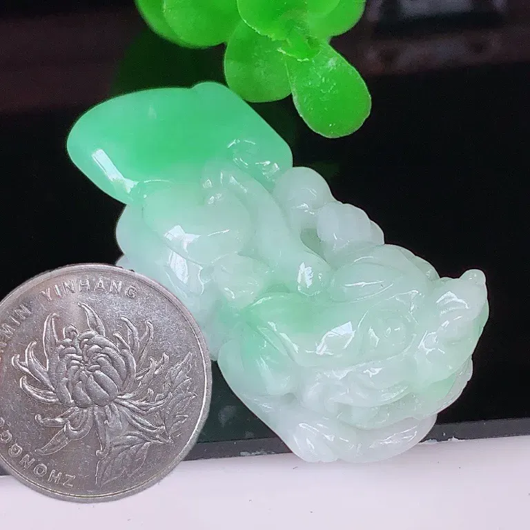 自然光实拍，冰润飘绿招财貔貅吊坠，民间有“一摸貔貅运程旺盛，再摸貔貅财运滚滚，三摸貔貅平步青云 ”的美好祝愿。#81.16