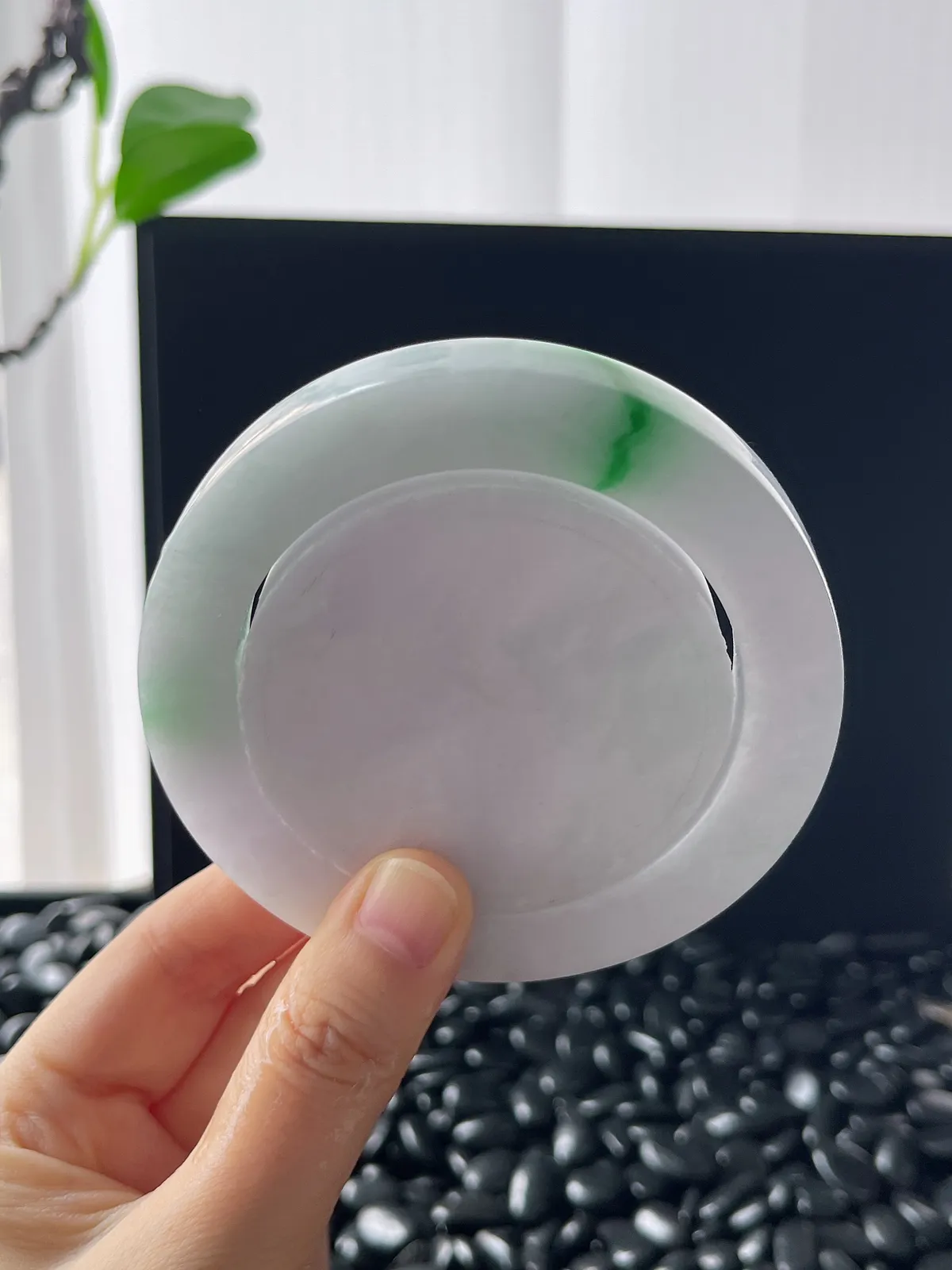 翡翠白底青镯饼，⭕️正圈最大做62，圆条最大做58；最小圈口57.7