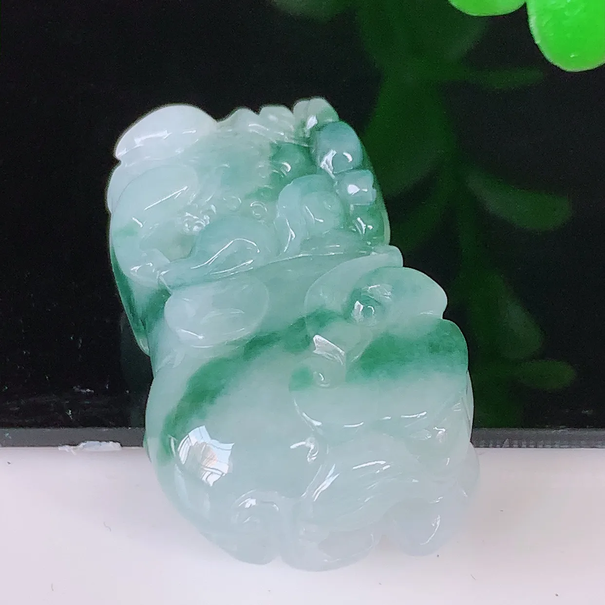 自然光实拍，冰润飘花招财貔貅吊坠，民间有“一摸貔貅运程旺盛，再摸貔貅财运滚滚，三摸貔貅平步青云 ”的