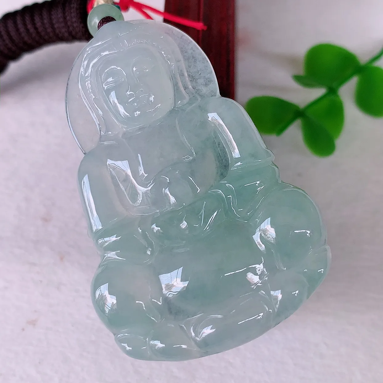 自然光实拍，冰种观音吊坠，赐福翡翠观音，冰透，起强玻璃光泽，观音面相慈祥，雕琢细致，佩戴气质！#46