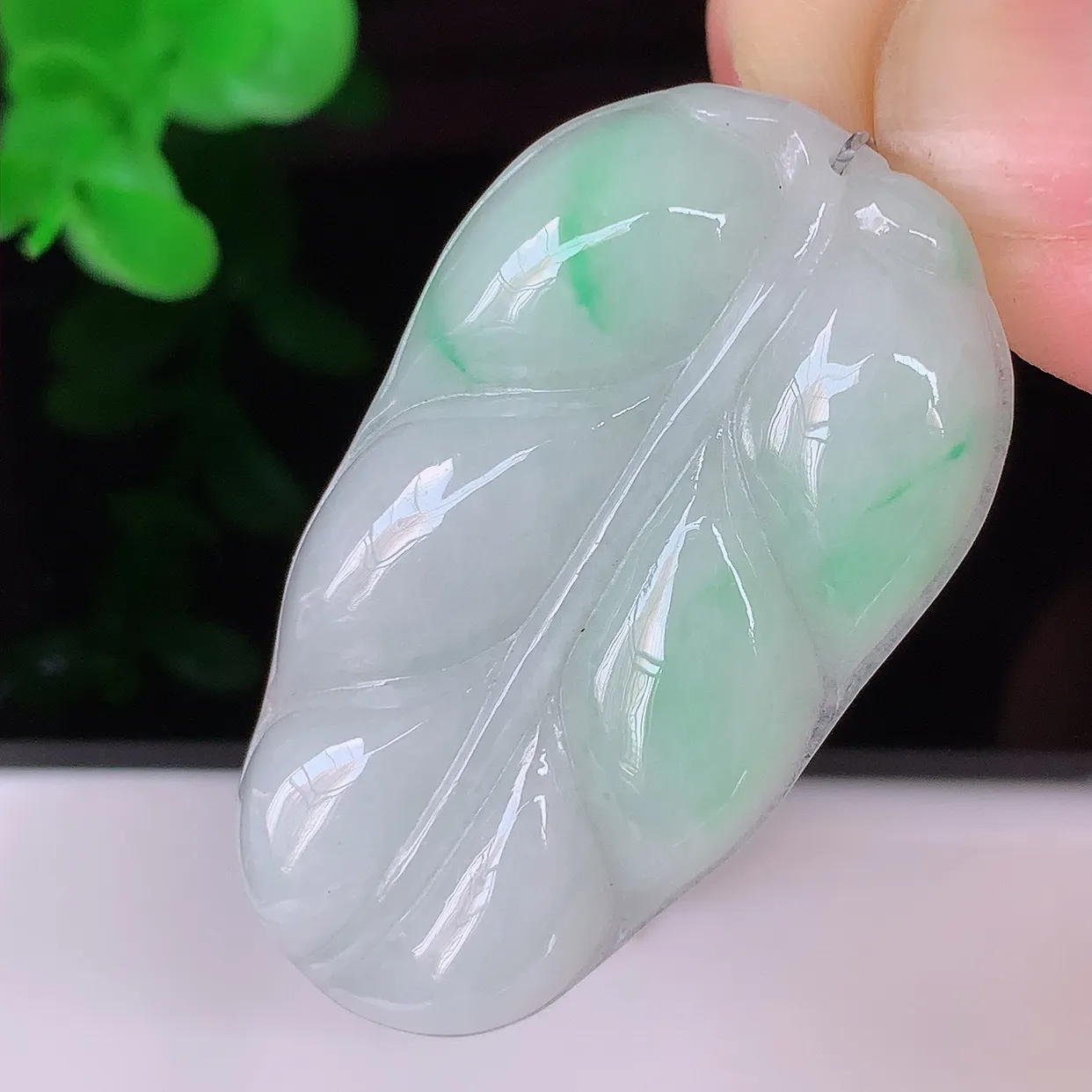 自然光实拍，冰润飘绿事业有成叶子吊坠，莹润且起胶，叶子清秀优雅，佩戴大业有成！#35.16