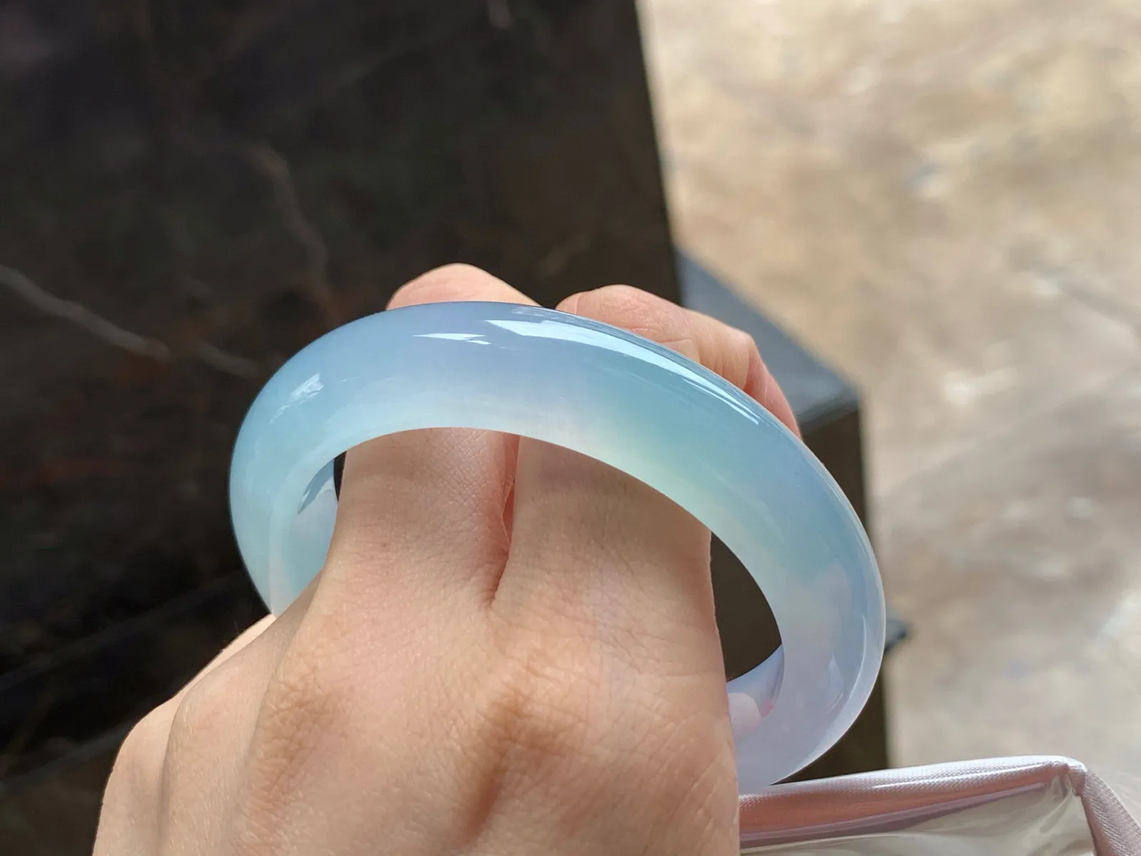冰种底色手镯
清爽53.2/12.6/9.3mm