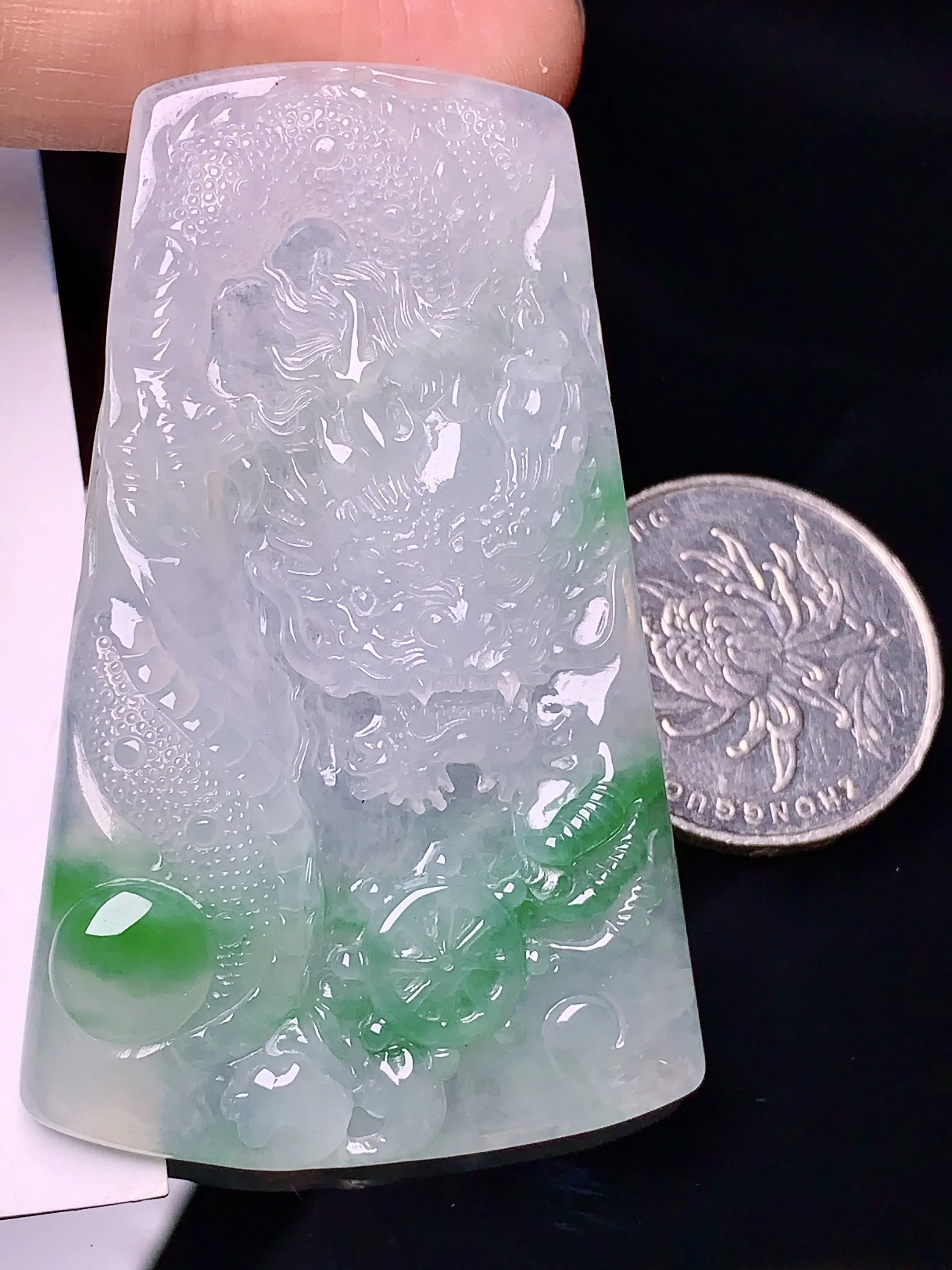 飘绿龙牌吊坠 玉质细腻 水润亮眼 色泽艳丽 整体尺寸60.5*37.6*6.6