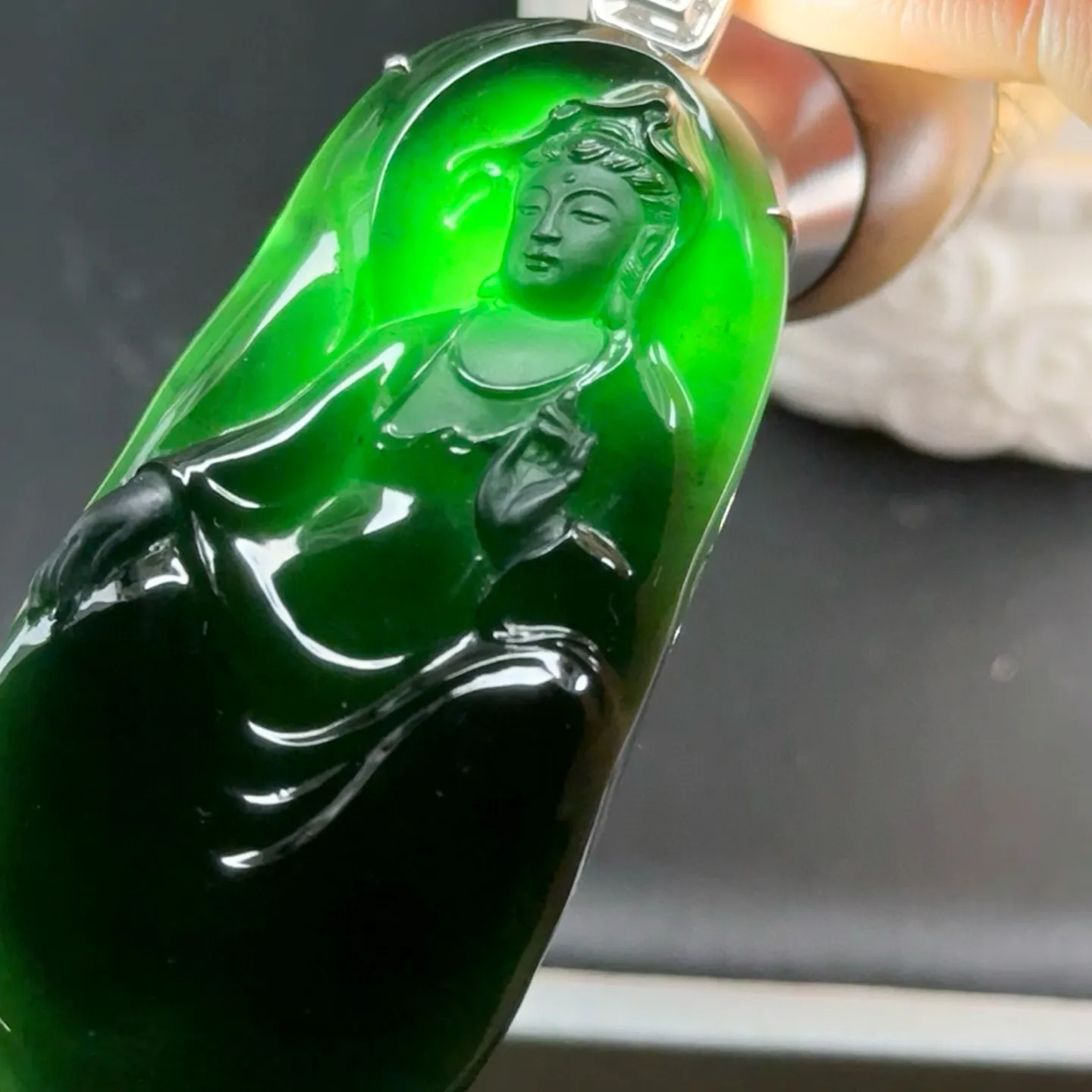 精品18k墨翠观音 种好色正 黑度极好 打灯通透 油性十足 尺寸67.2