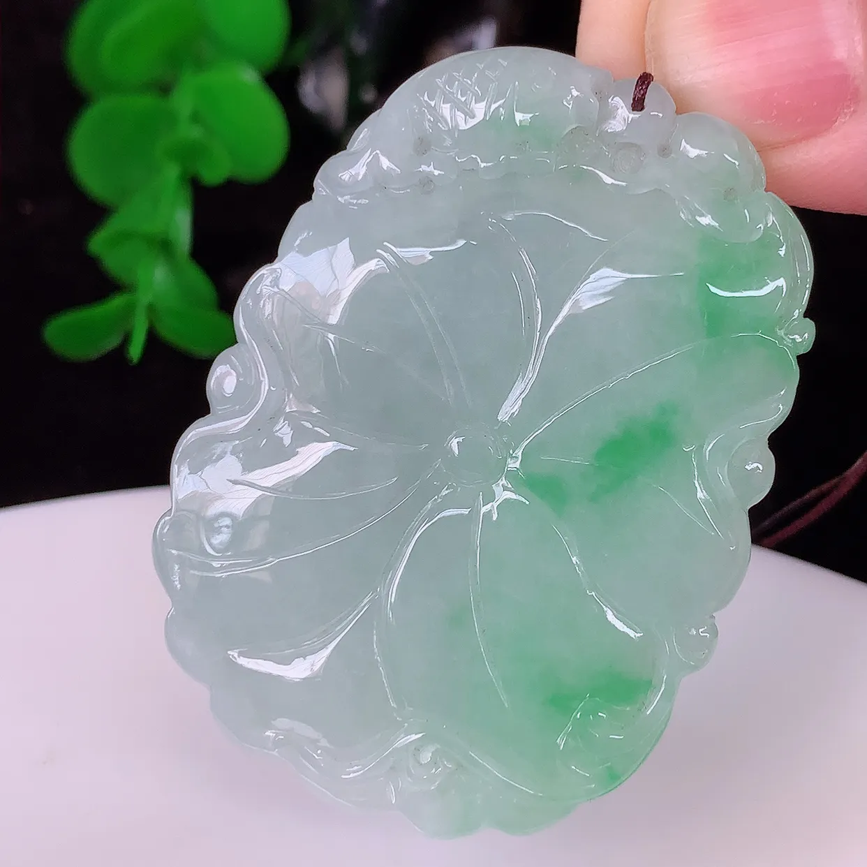 自然光实拍，冰润飘绿和和美美翡翠玉坠，财源广进，自然隐逸、荷本是素不着尘之物，有和美之寓意。#05.