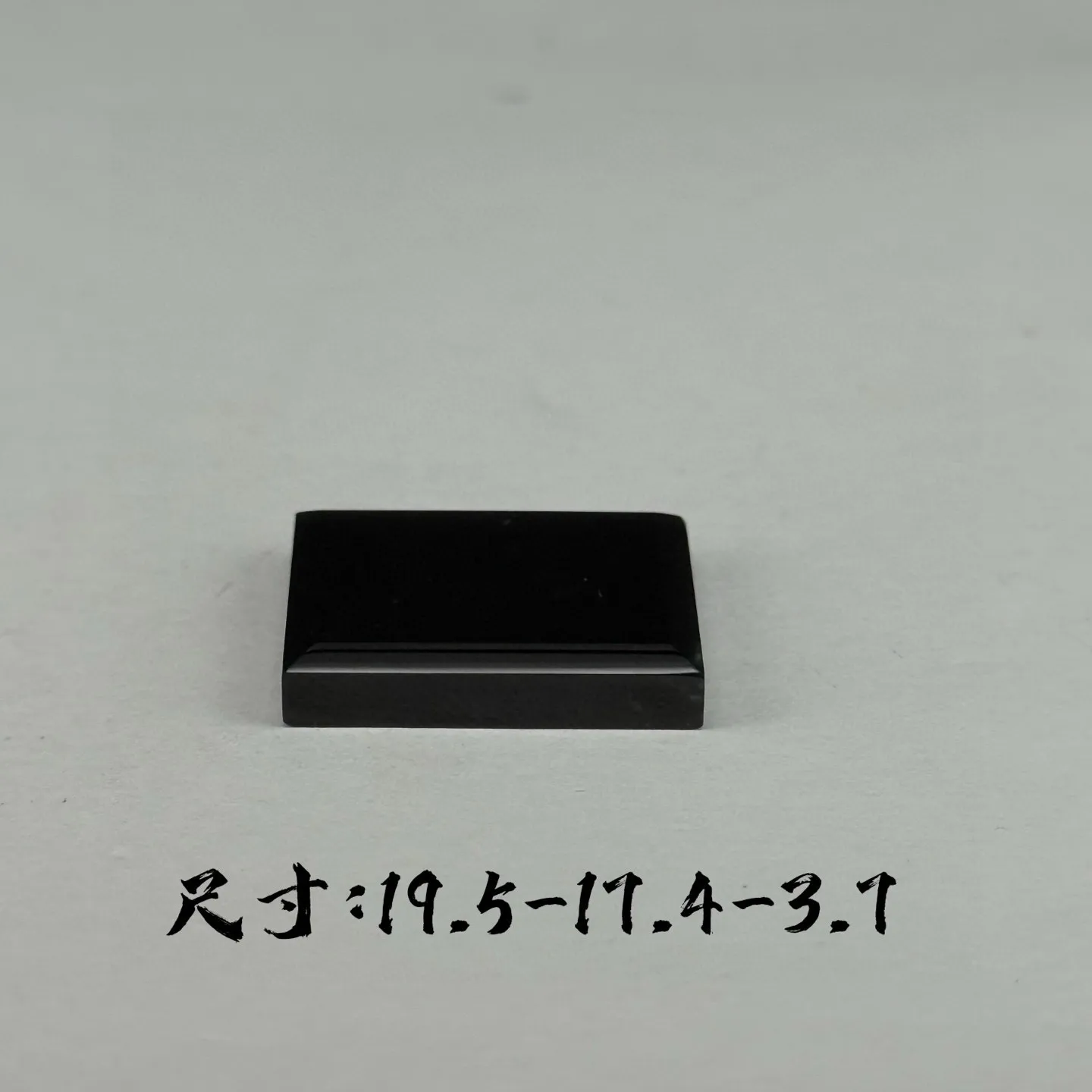 精品墨翠小无事牌一枚 种好色正 黑度极好 打灯通透 油性十足 尺寸19.5