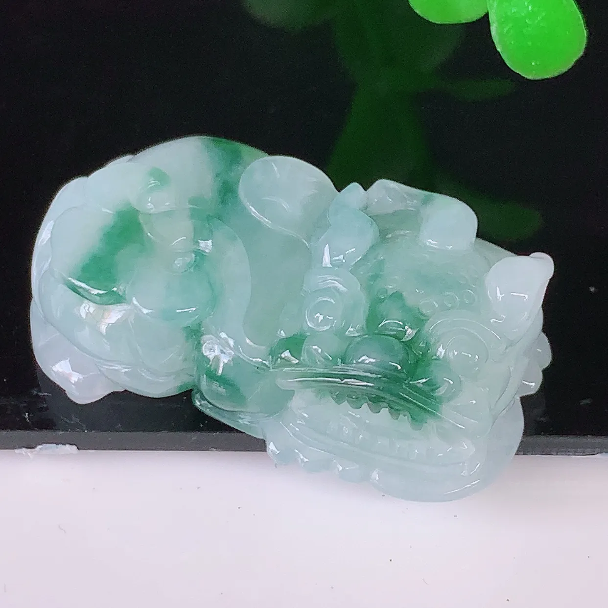 自然光实拍，冰润飘花招财貔貅吊坠，民间有“一摸貔貅运程旺盛，再摸貔貅财运滚滚，三摸貔貅平步青云 ”的美好祝愿。#81.16