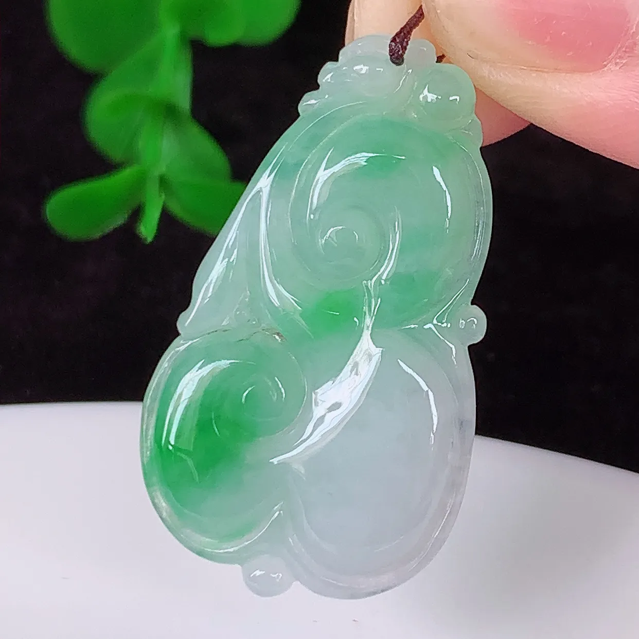 自然光实拍，冰飘绿如意翡翠吊坠，上身效果非常美，饱满大气，工艺美，万事如意，如意一生，#41.16