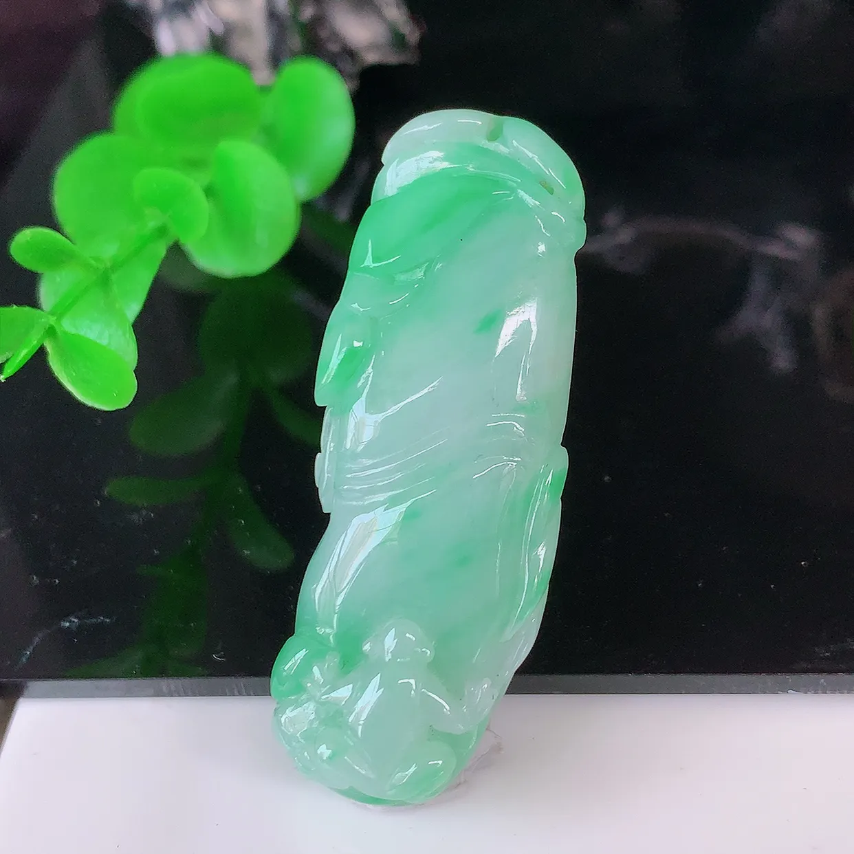 自然光实拍，飘绿节节高竹节玉坠，款式时尚大方，竹节寓意好，佩戴事业，学业节节高升！#57.16