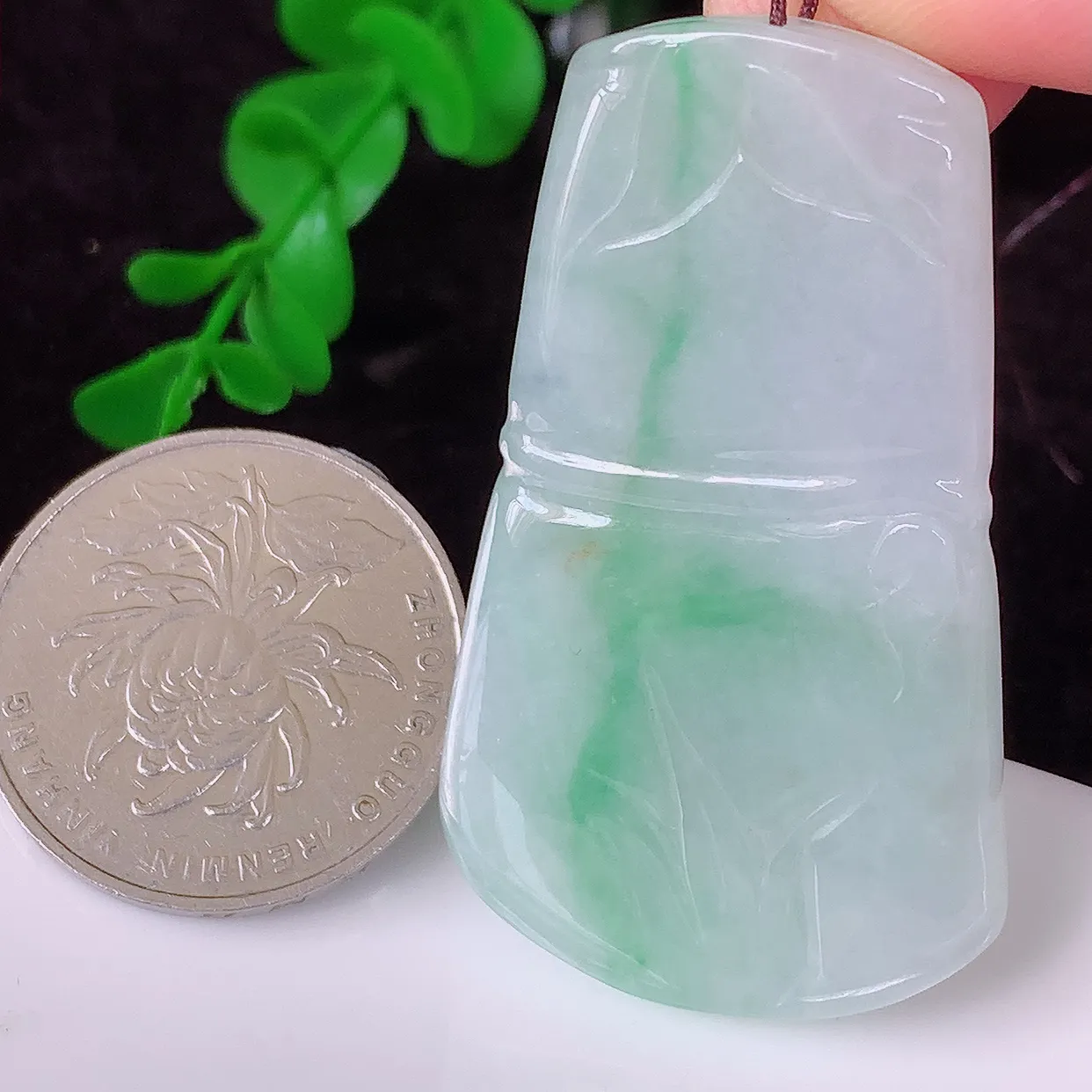 自然光实拍，水润飘绿竹节翡翠吊坠。竹节寓意“节节高，官运亨通，前程似锦，水润莹泽，清秀高雅，佩戴精美！#41.16
