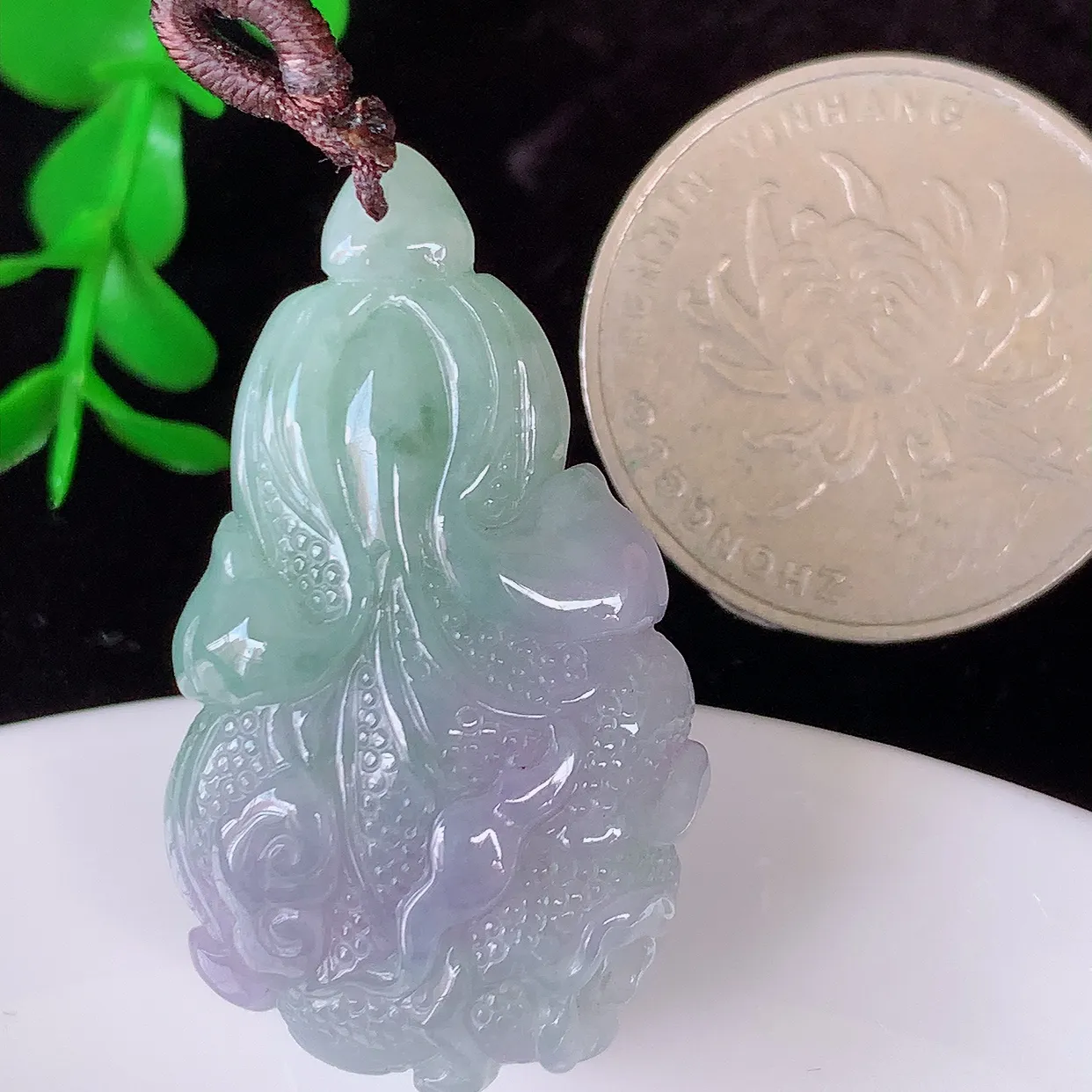 自然光实拍，冰润春带彩招百财翡翠白菜吊坠，百财聚来，财源滚滚，色泽鲜艳，精工水润的白菜，性价比高！#1.16