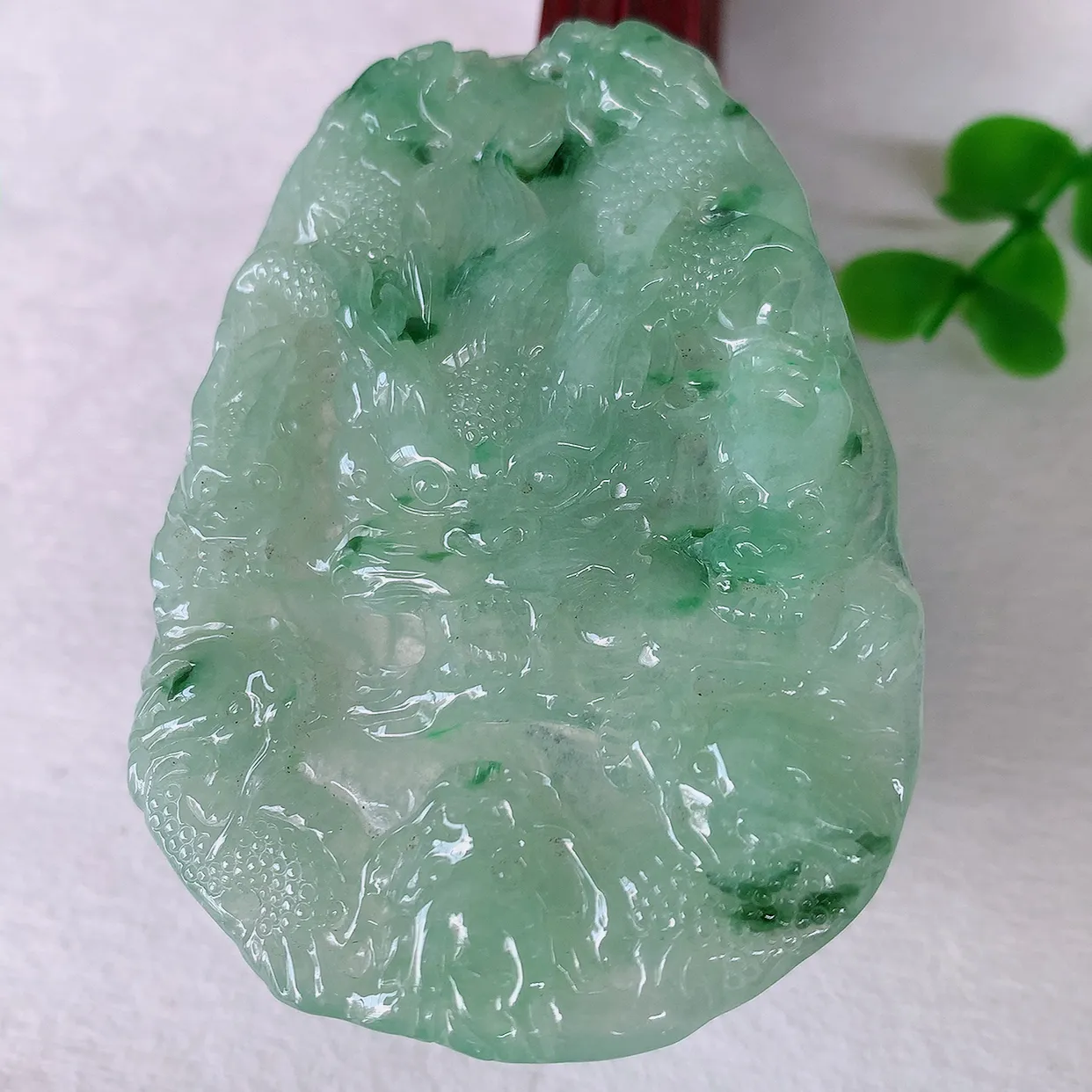 自然光实拍，精雕飘花翡翠龙牌吊坠，龙行天下，雕工立体精湛，翡翠龙牌，种老水足，配戴霸气时尚，值得收藏!#46.16