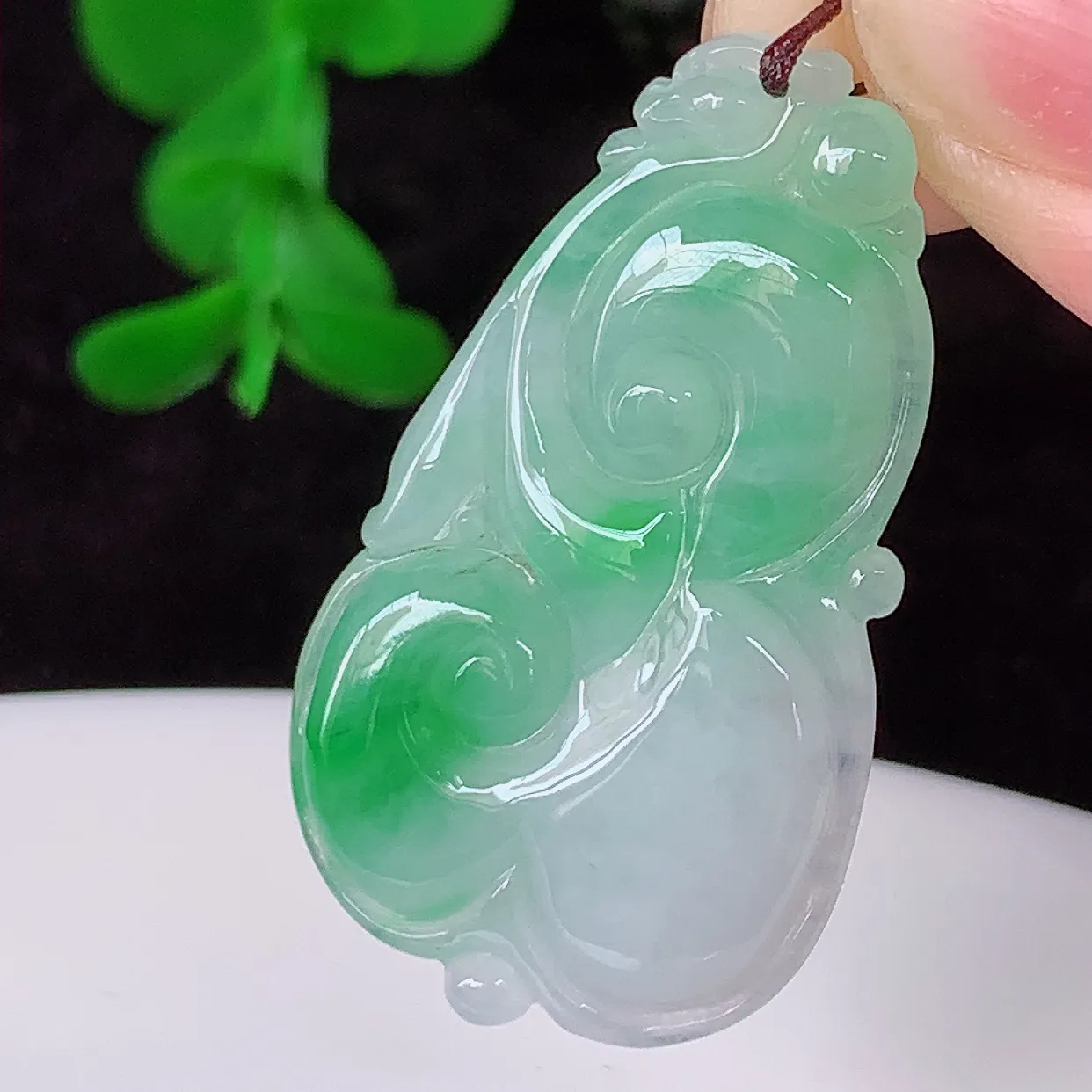 自然光实拍，冰飘绿如意翡翠吊坠，上身效果非常美，饱满大气，工艺美，万事如意，如意一生，#41.16